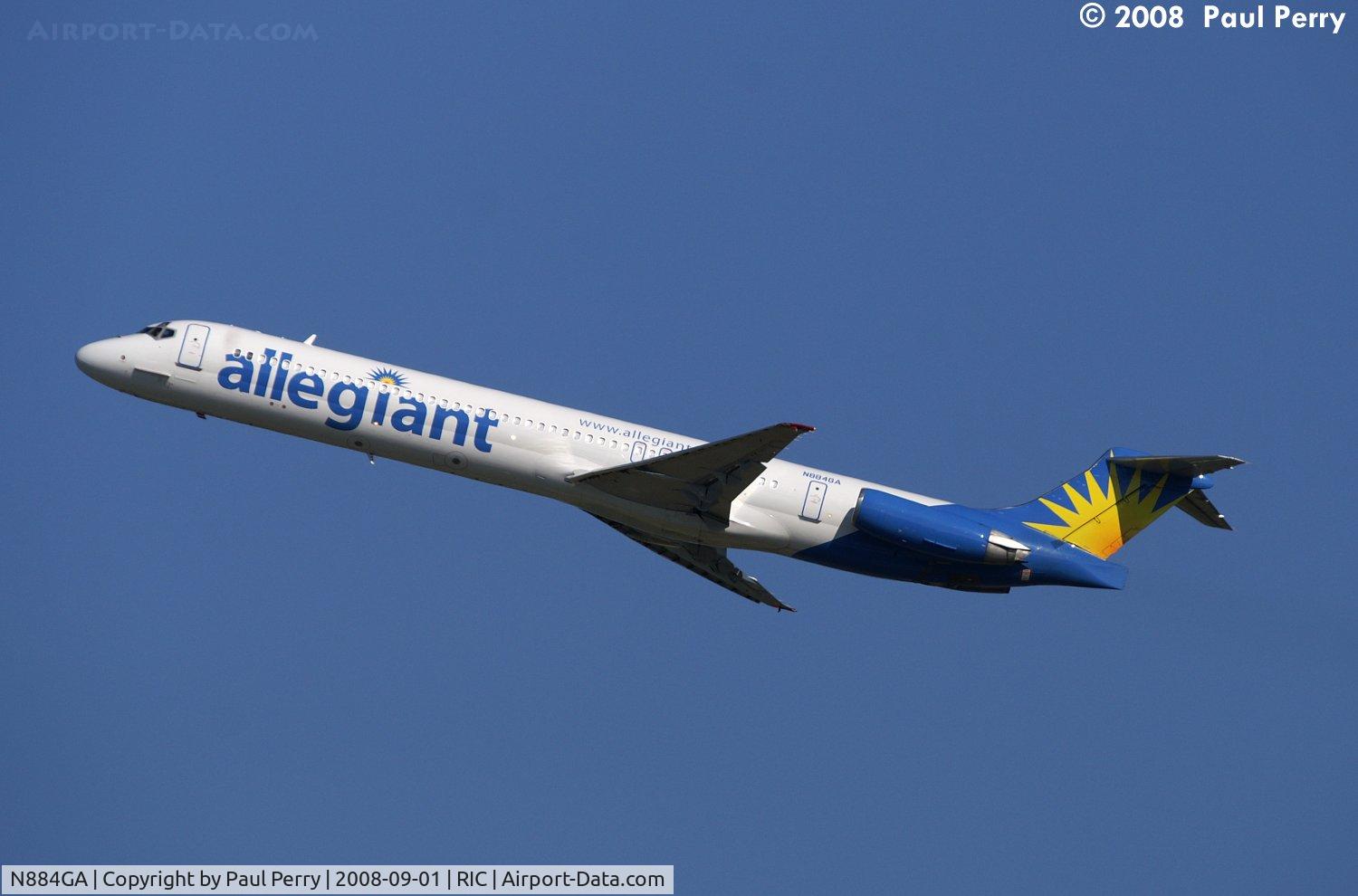 N884GA, 1987 McDonnell Douglas MD-83 (DC-9-83) C/N 49401, Blue skies, and a color scheme to compliment them