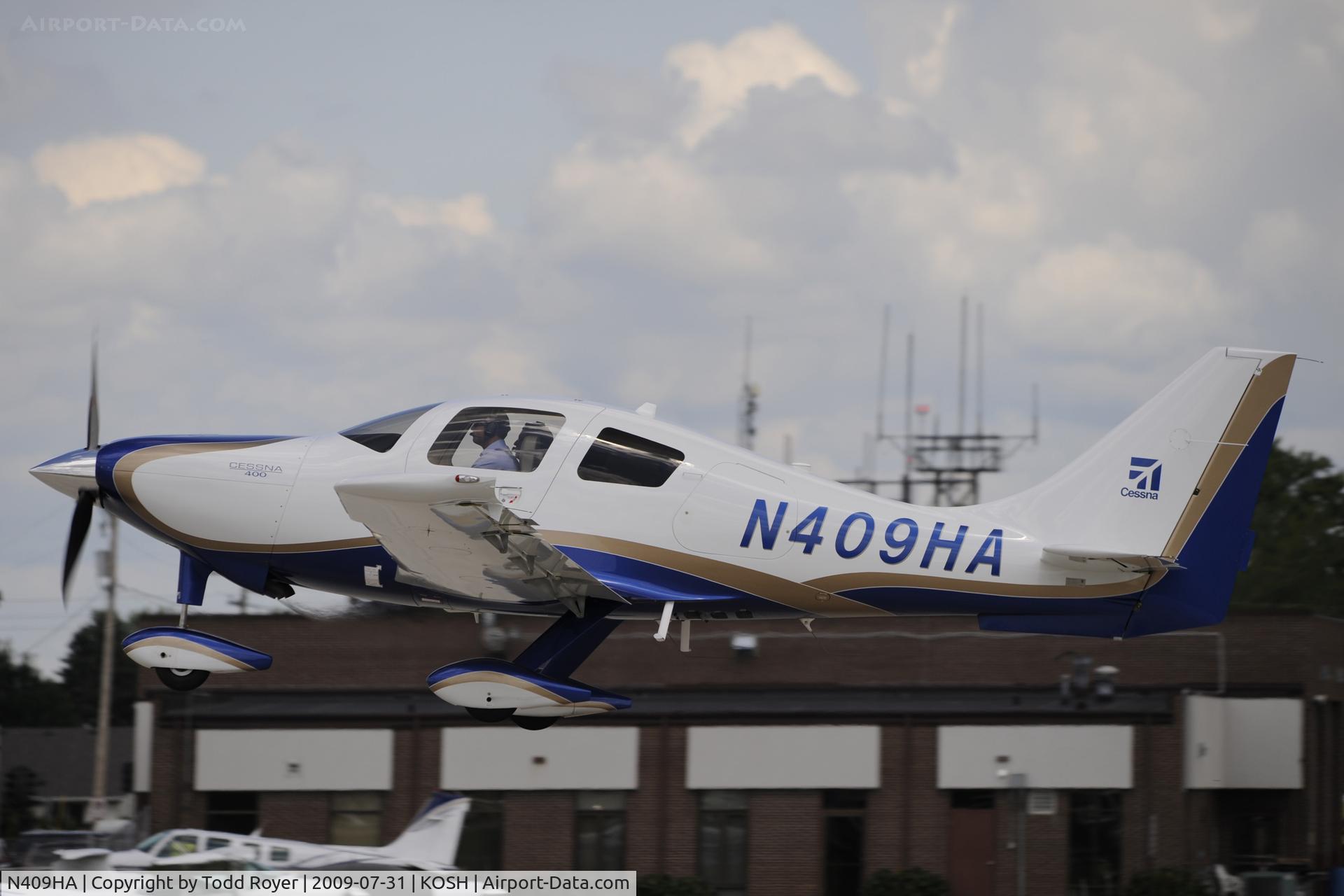 N409HA, 2008 Cessna LC41-550FG C/N 411039, Departing OSH on 27