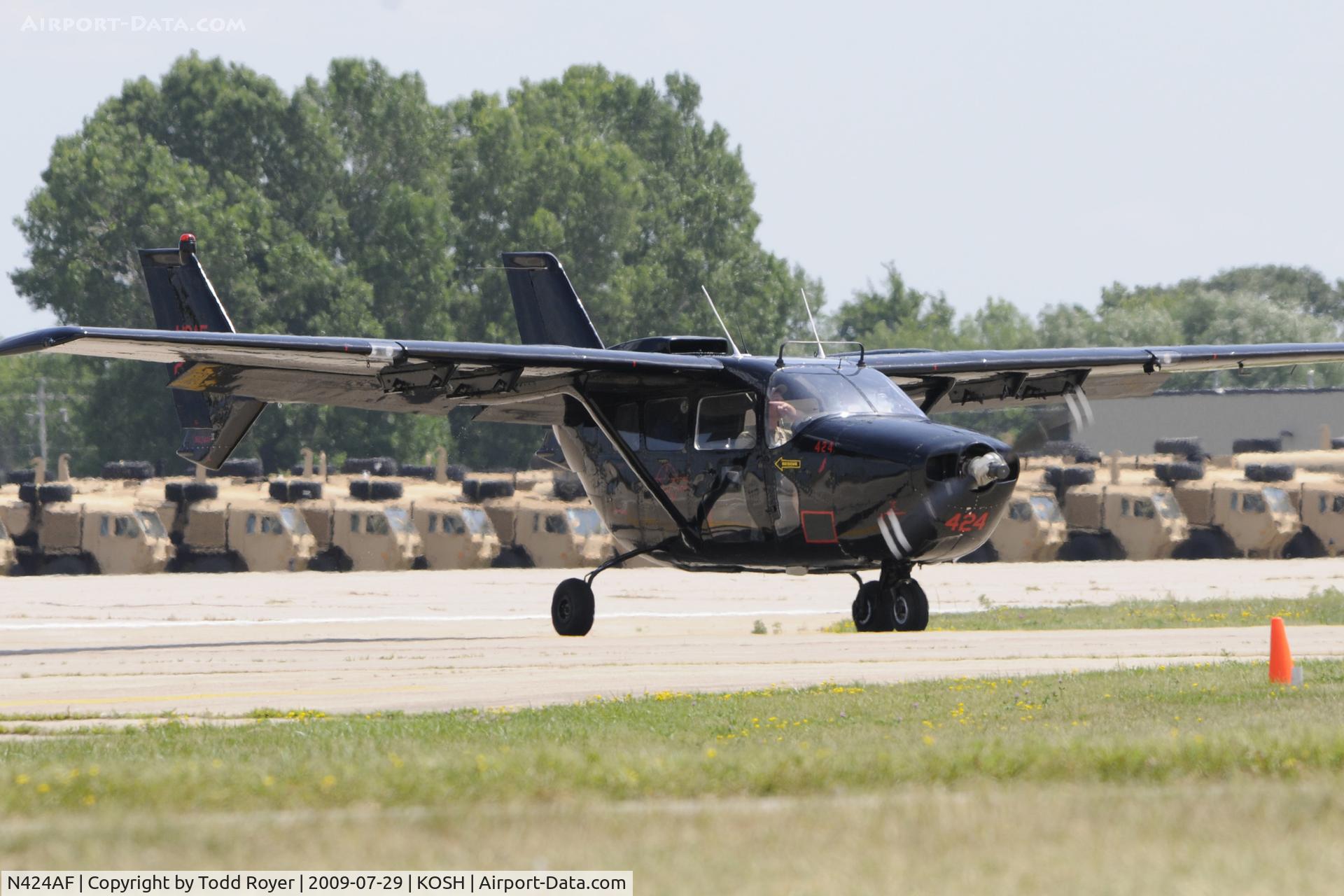 N424AF, 1967 Cessna O-2A Super Skymaster C/N 337M-0130, Taxi to parking
