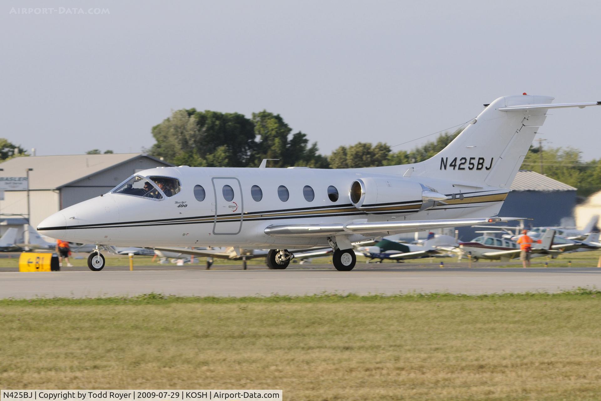 N425BJ, 1987 Beech 400 Beechjet C/N RJ-25, Departing OSH on 27