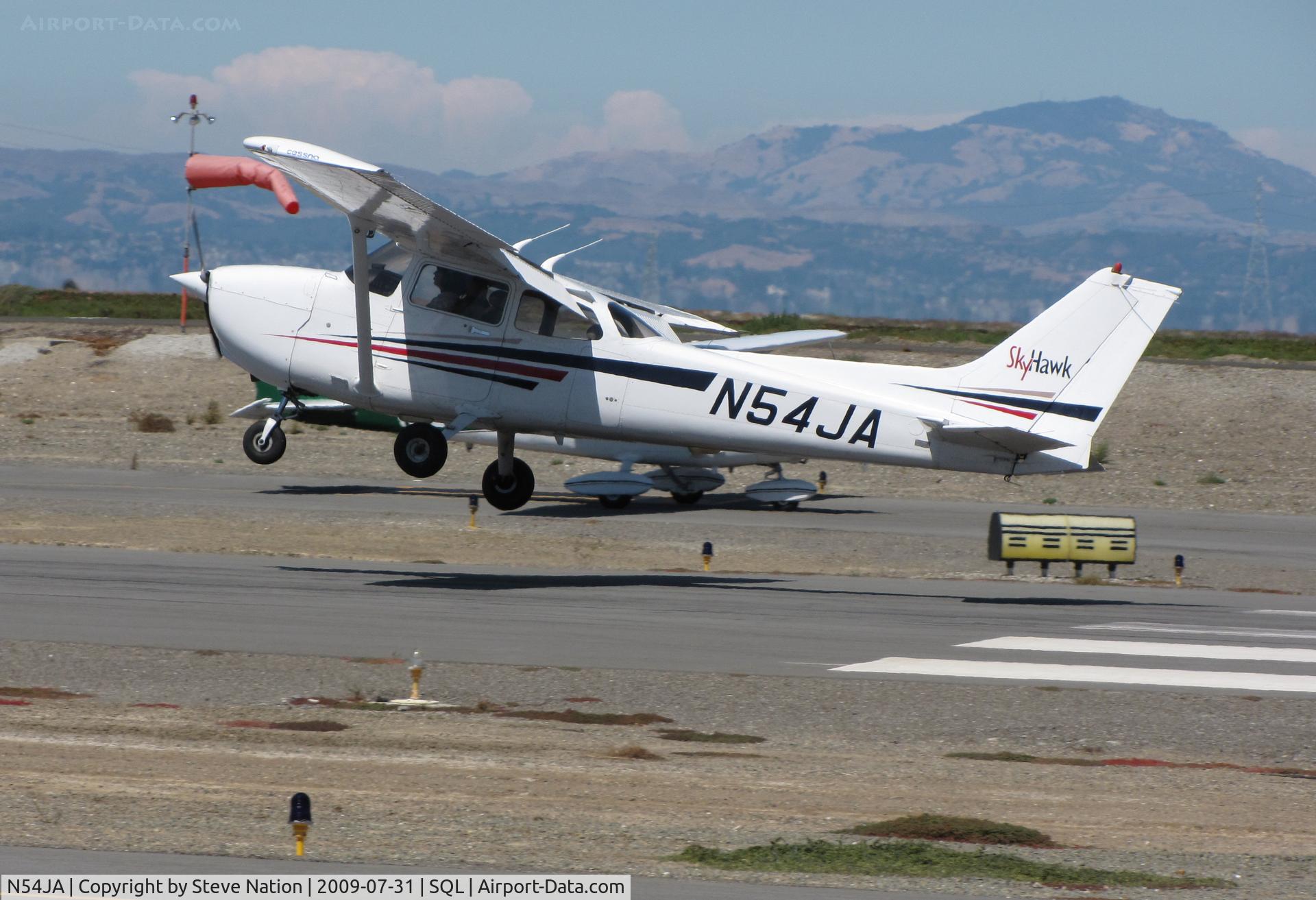N54JA, 1998 Cessna 172R C/N 17280607, 1998 Cessna 172R near touchdown in stiff crosswind