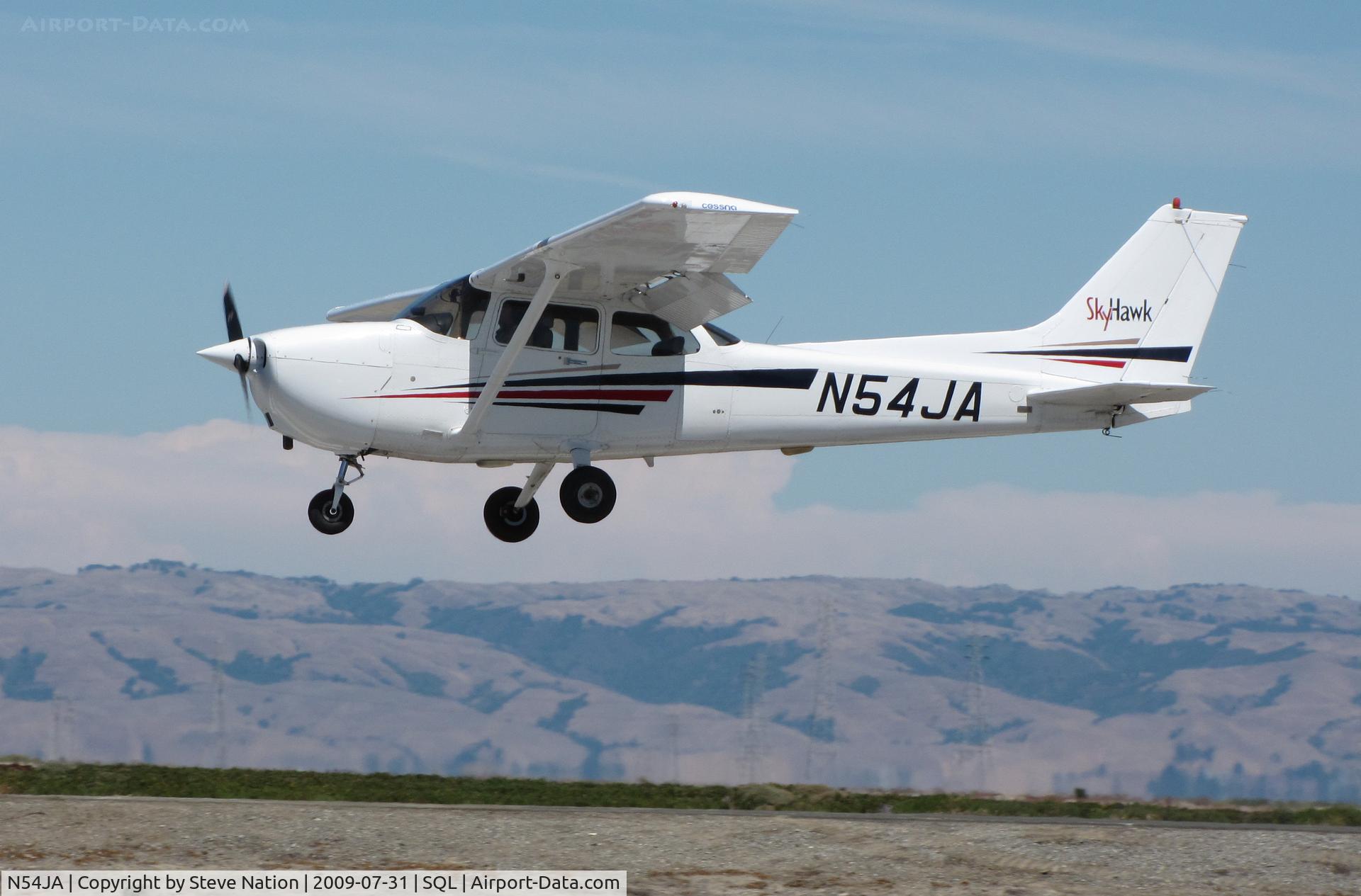 N54JA, 1998 Cessna 172R C/N 17280607, 1998 Cessna 172R over the threshold