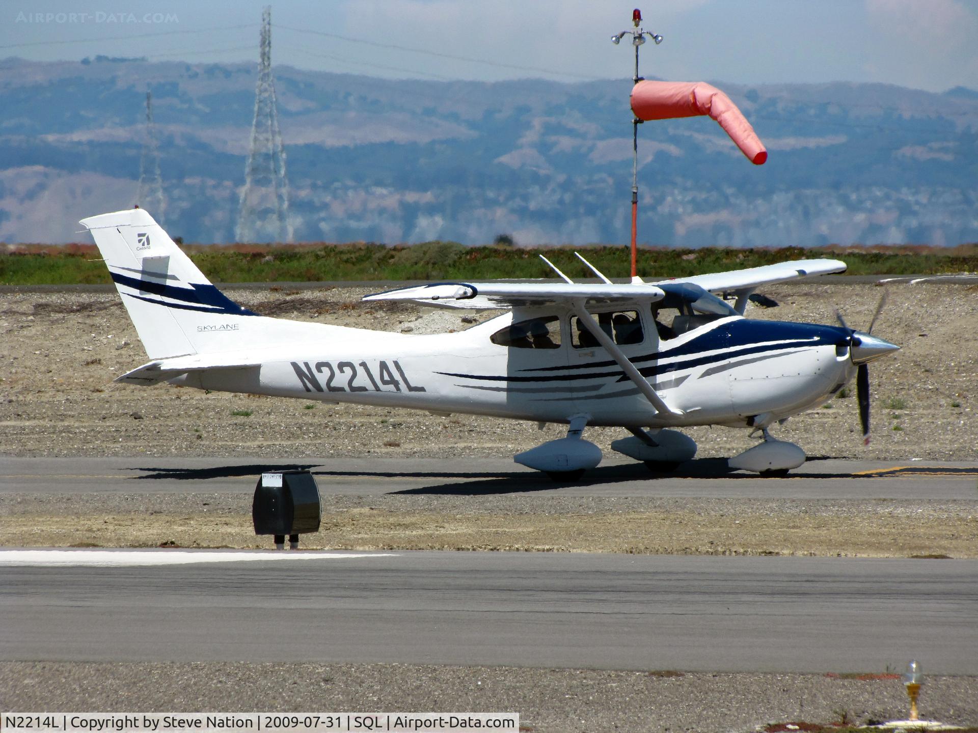 N2214L, 2005 Cessna 182T Skylane C/N 18281718, 2005 Cessna 182T waiting its turn for take-off