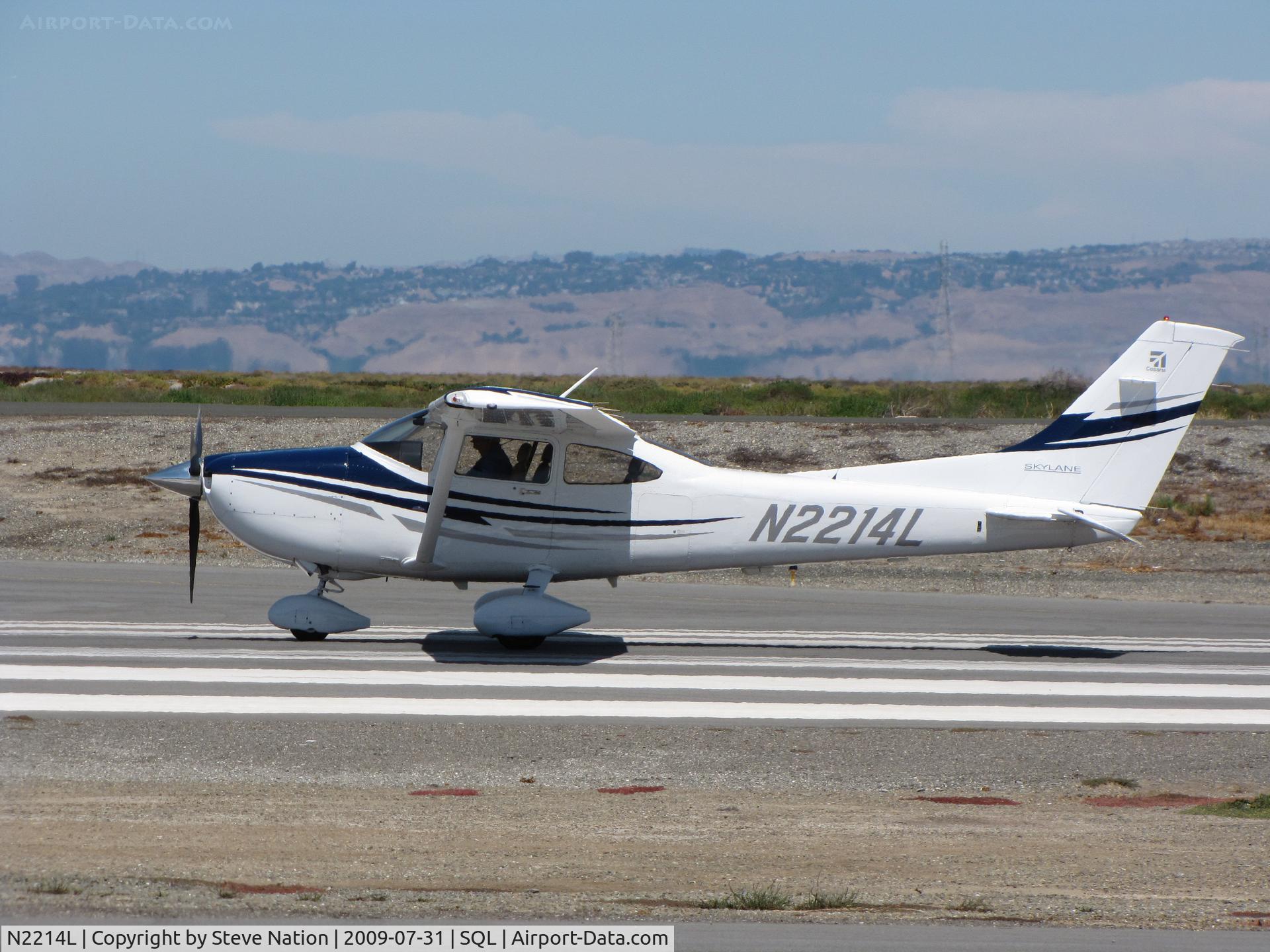 N2214L, 2005 Cessna 182T Skylane C/N 18281718, 2005 Cessna 182T on take-off