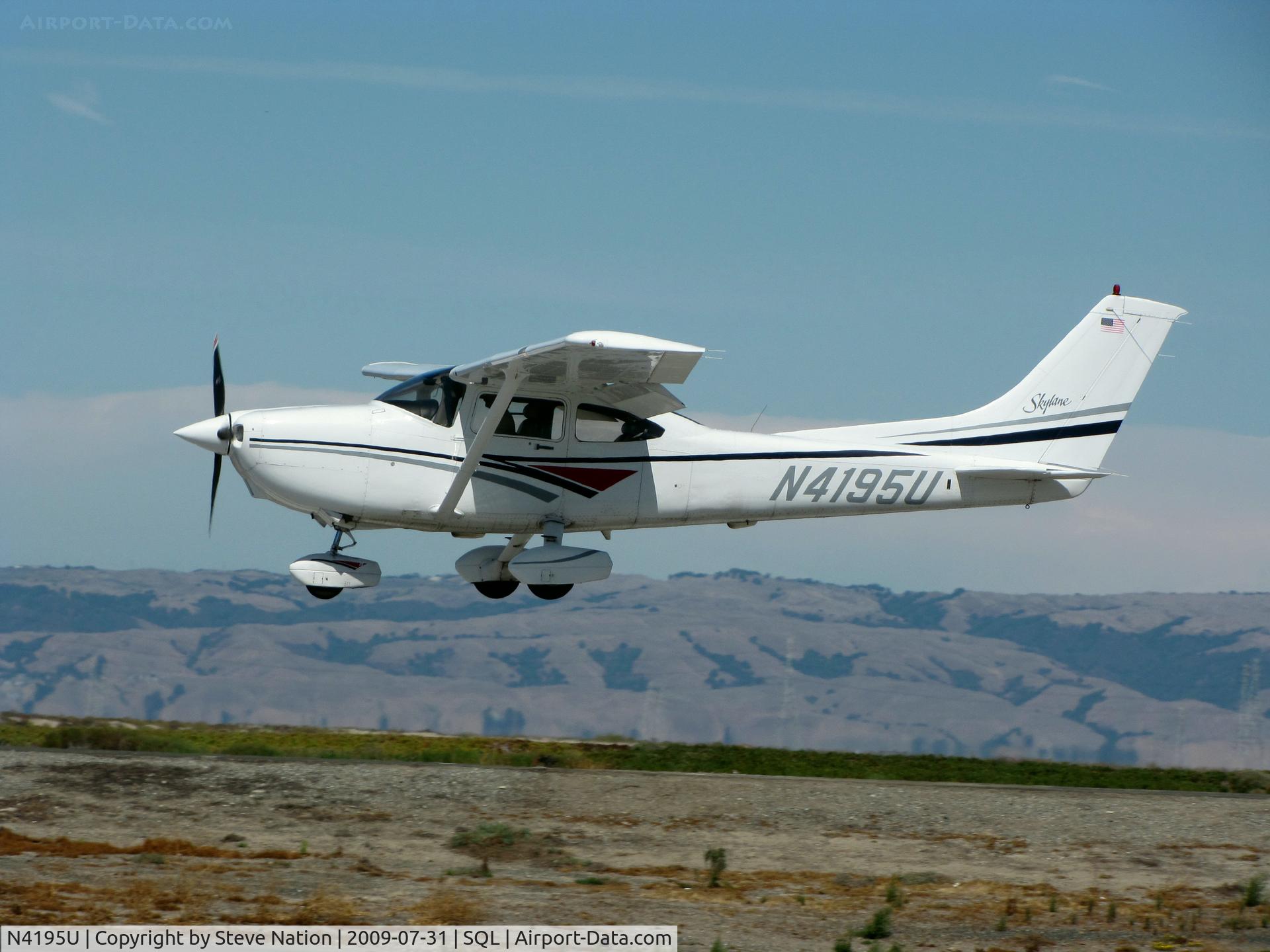 N4195U, 1998 Cessna 182S Skylane C/N 18280365, 1998 Cessna 182S on final