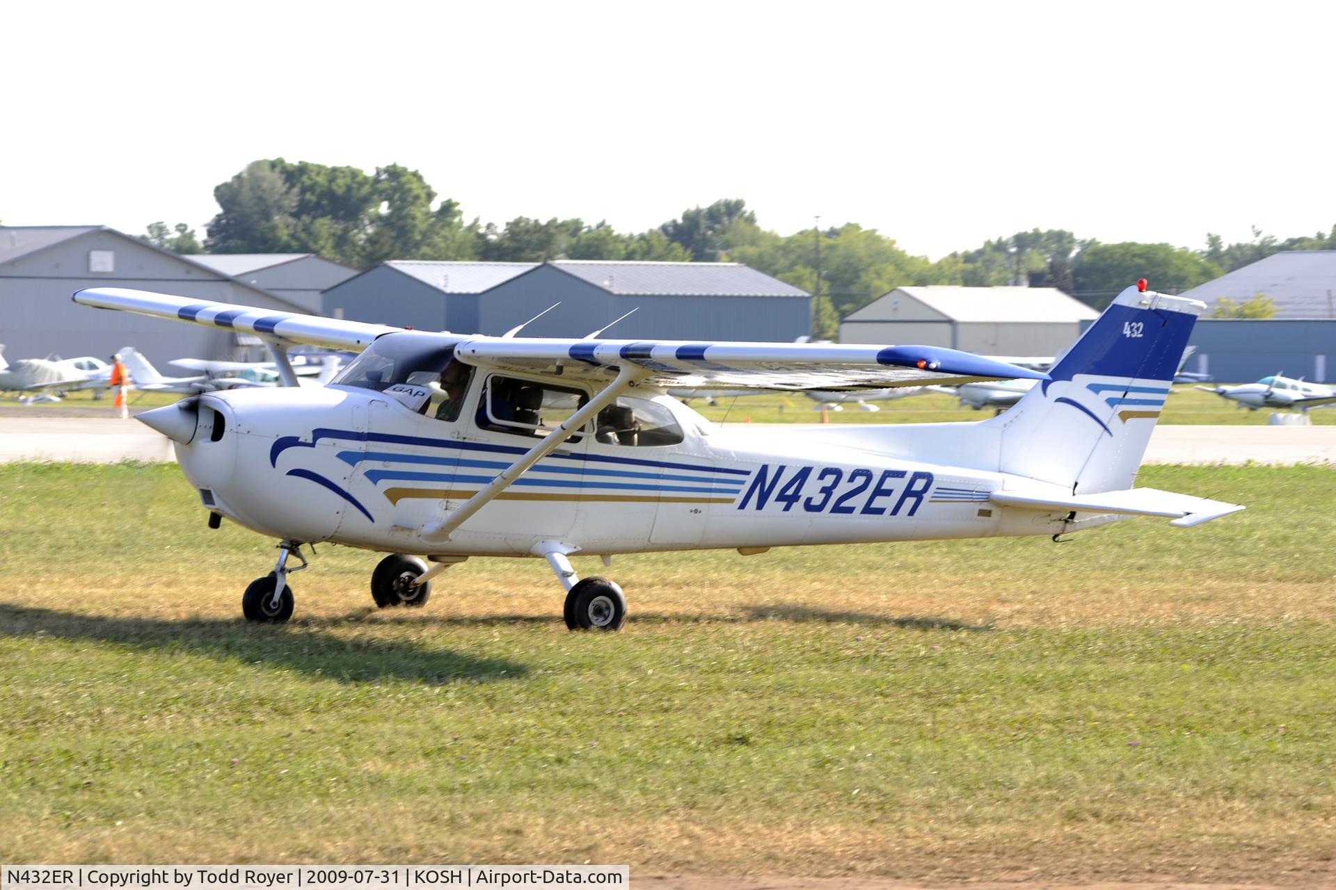 N432ER, 1998 Cessna 172R C/N 17280652, Taxi to parking