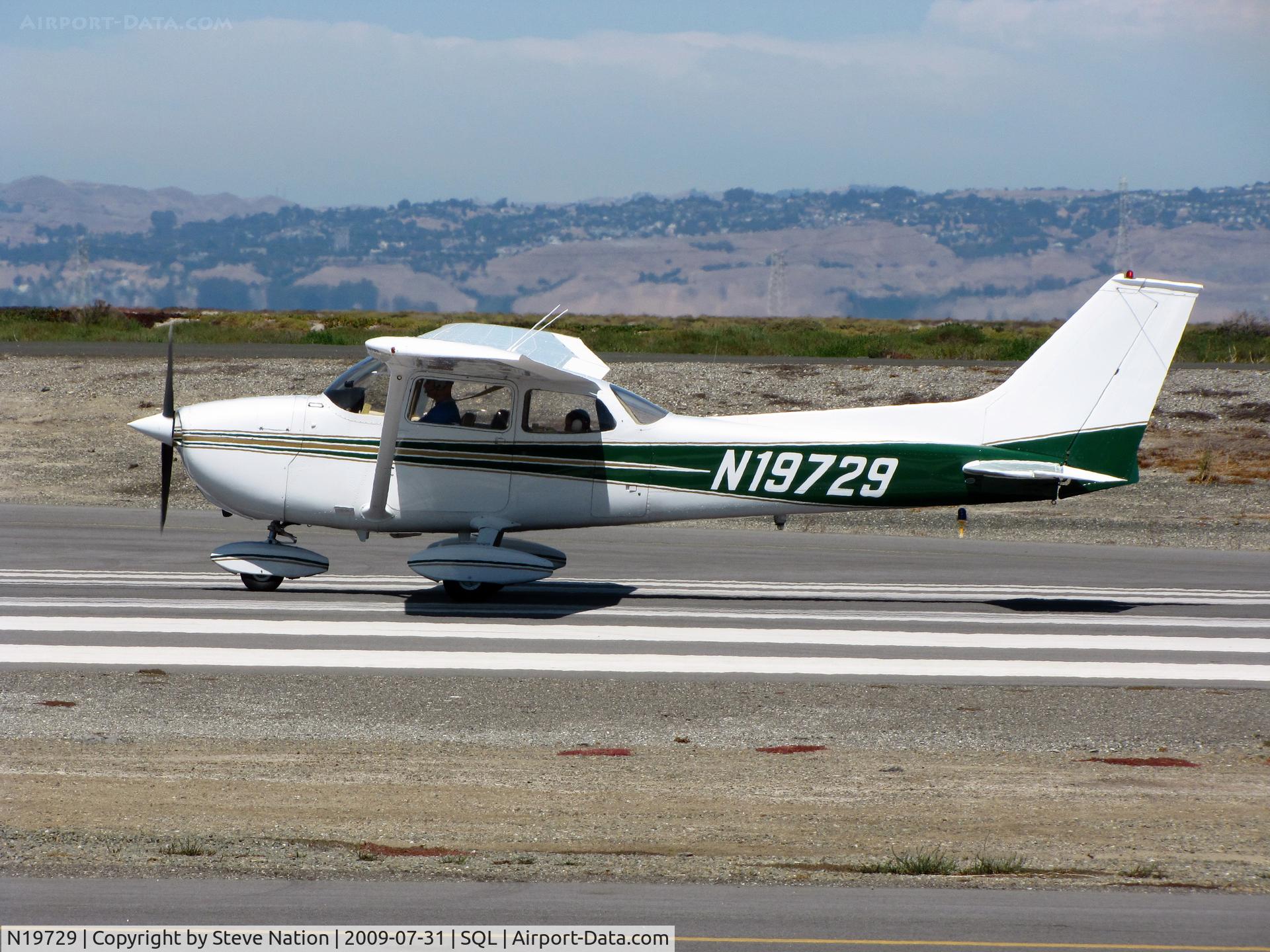 N19729, 1972 Cessna 172L C/N 17260704, 1972 Cessna 172L taking-off