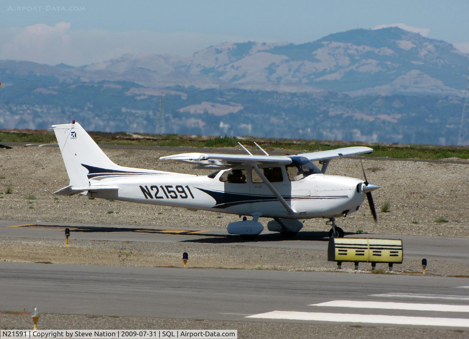 N21591, 2004 Cessna 172S C/N 172S9658, 2004Cessna 172S taxiing with Mt. Diablo in background