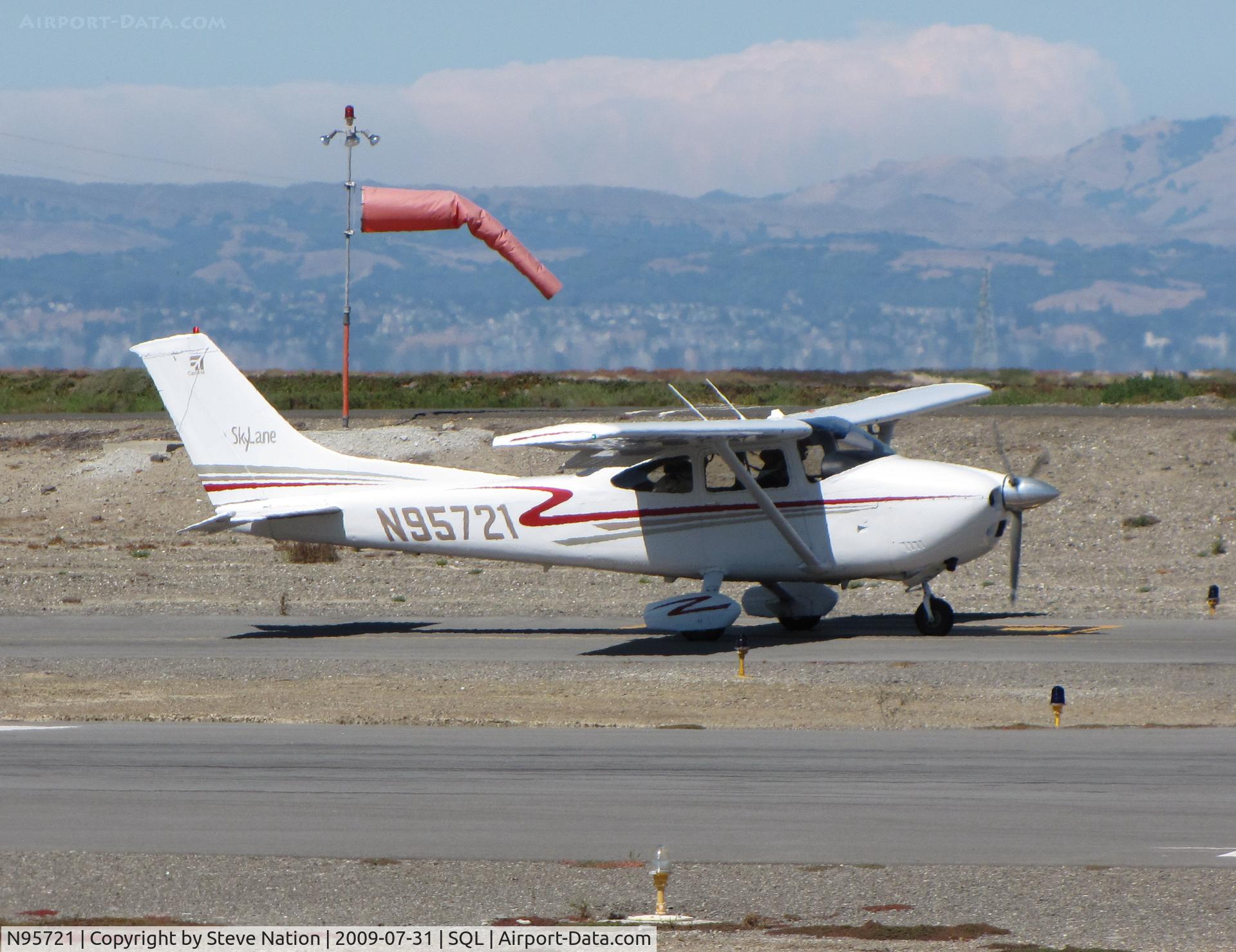 N95721, 1978 Cessna 182Q Skylane C/N 18266609, 1978 Cessna 182Q taxiing for take-off