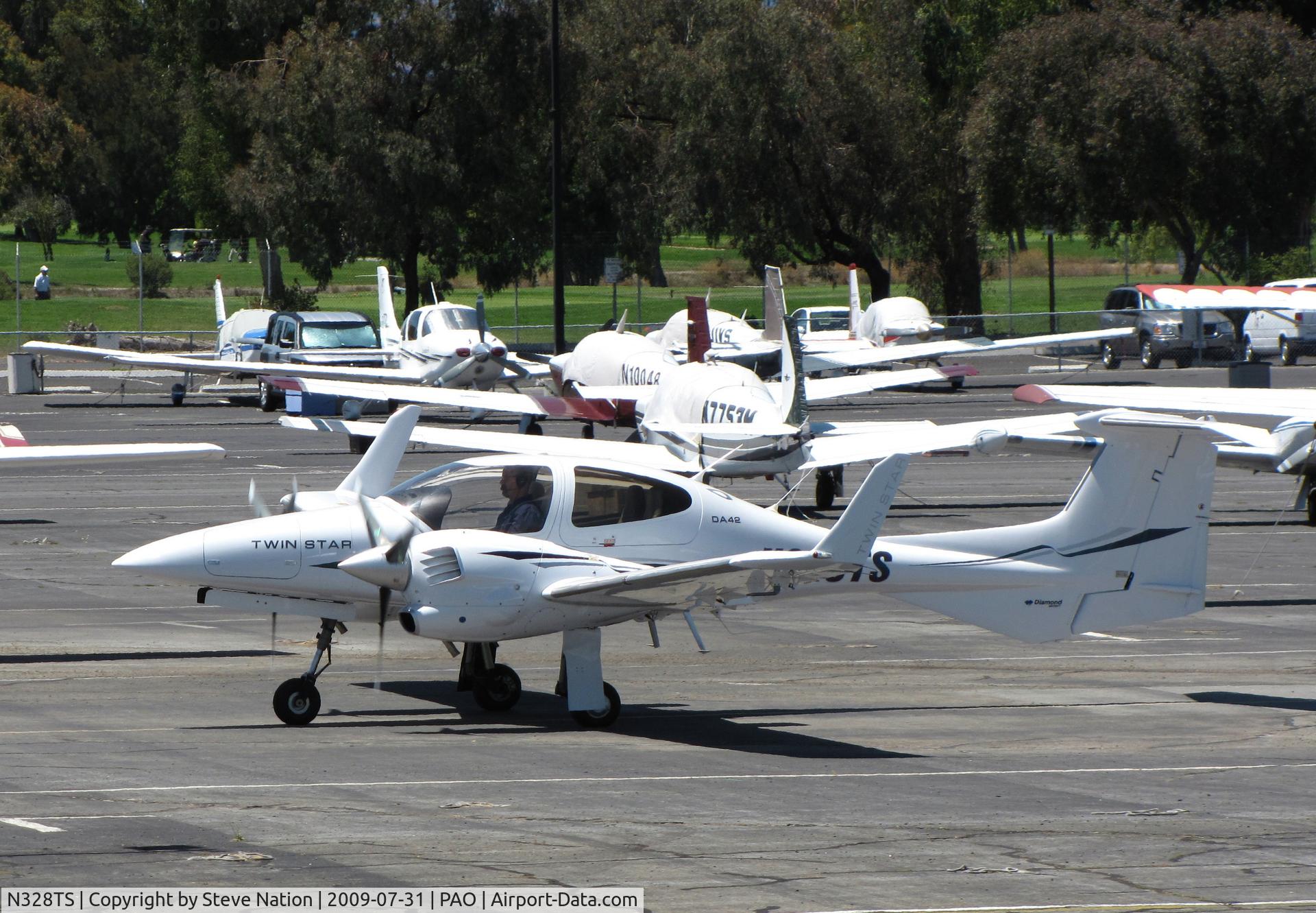 N328TS, 2006 Diamond DA-42 Twin Star C/N 42.AC028, 2006 Diamond Aircraft Ind Inc DA 42 taxiing