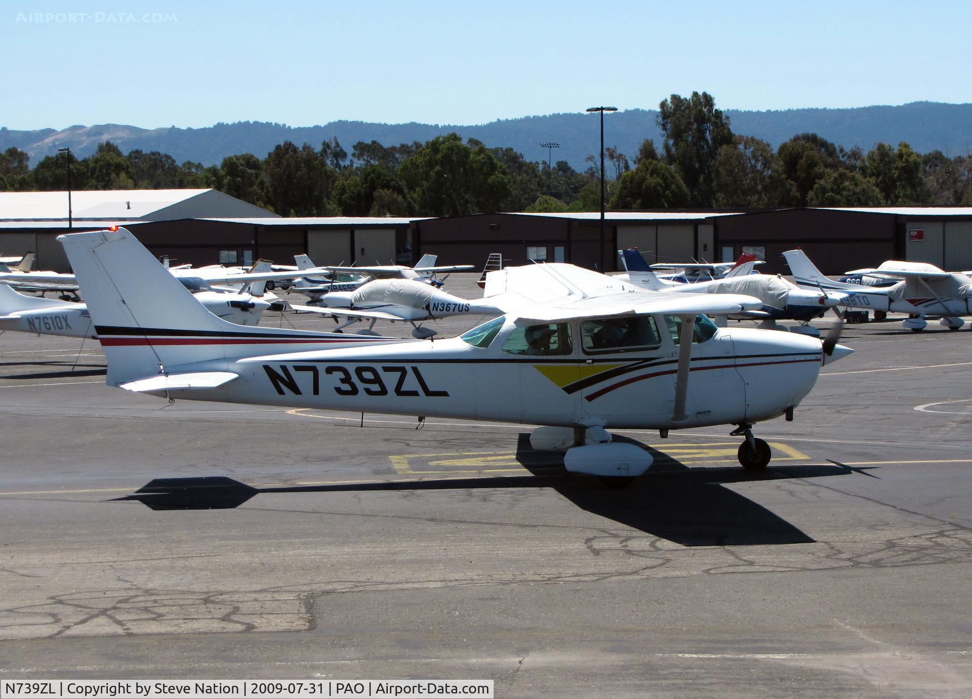N739ZL, 1978 Cessna 172N C/N 17270936, 1978 Cessna 172N taxiing