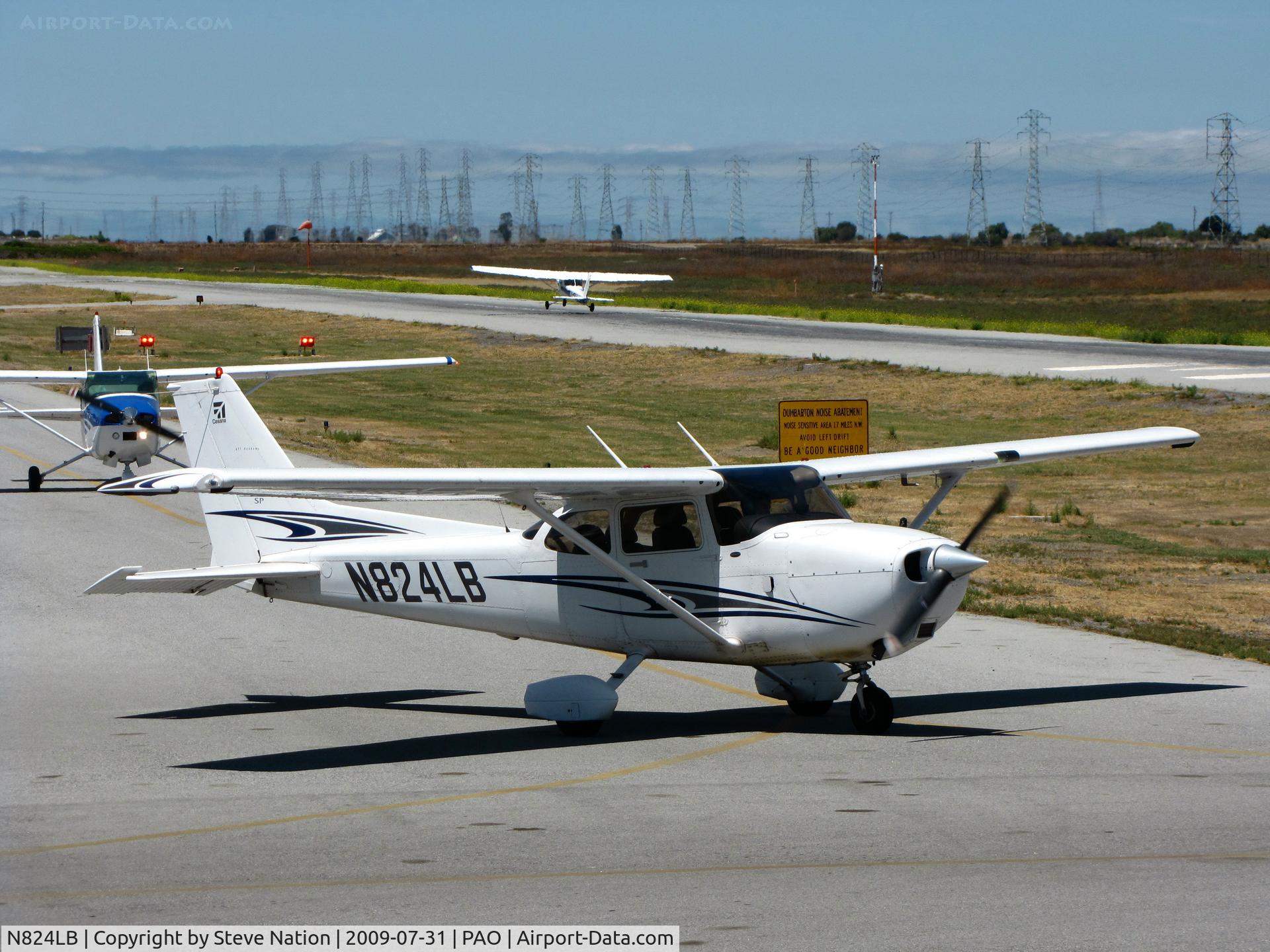N739TW, 2002 Cessna 172S C/N 172S9073, 2005 Cessna 172S taxiing (lots of Cessna activity in this scene)