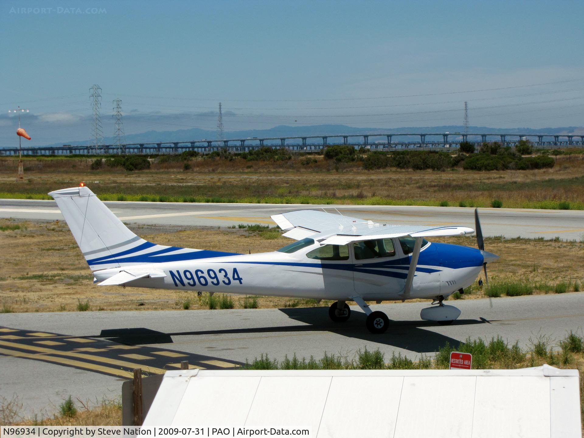 N96934, 1979 Cessna 182Q Skylane C/N 18266901, 1979 Cessna 182Q taxiing