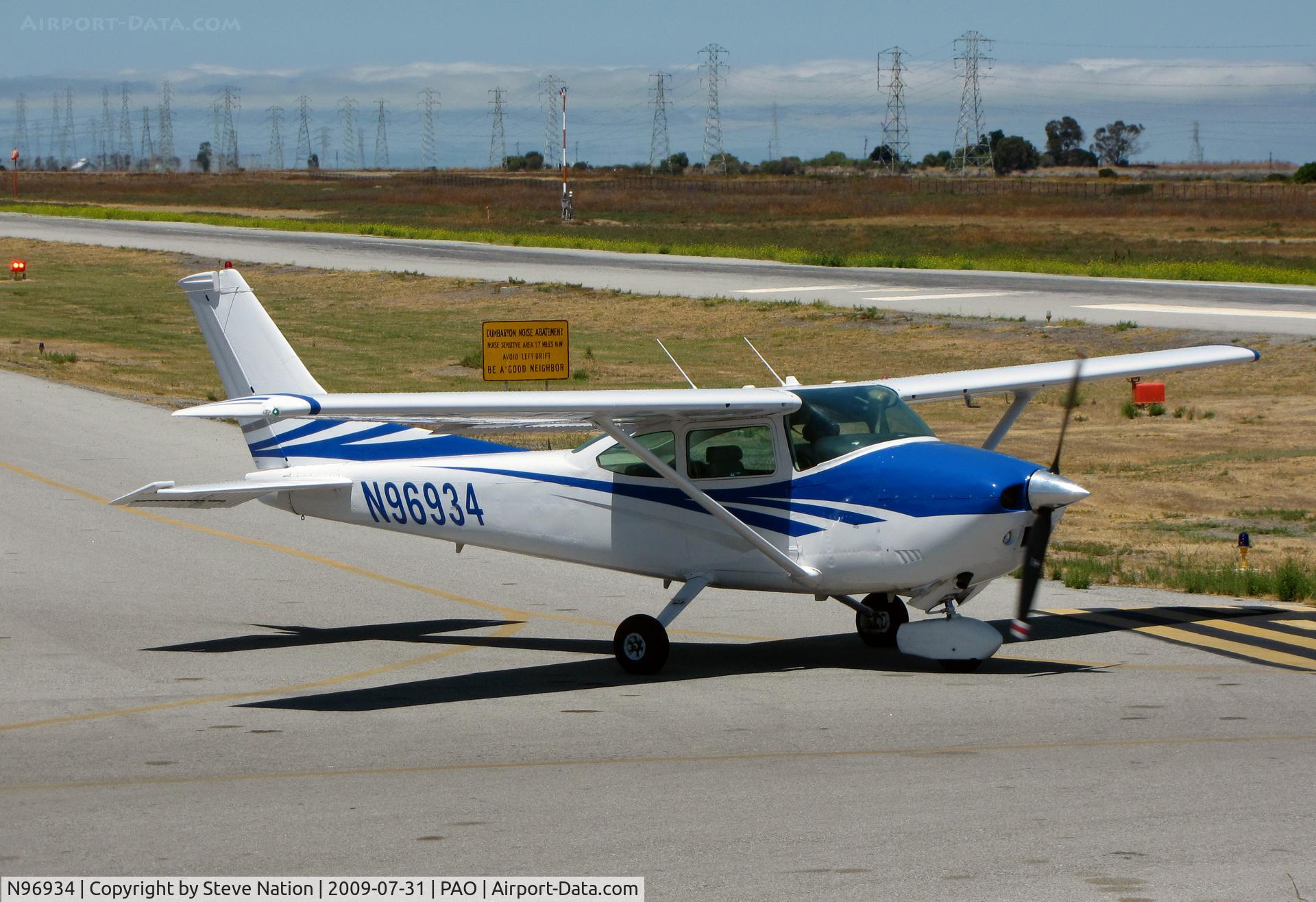 N96934, 1979 Cessna 182Q Skylane C/N 18266901, 1979 Cessna 182Q taxiing