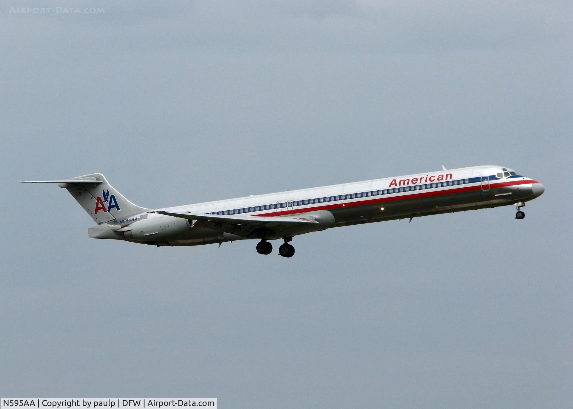 N595AA, 1992 McDonnell Douglas MD-83 (DC-9-83) C/N 53285, Landing on 18R at DFW on a nasty, rainy day.