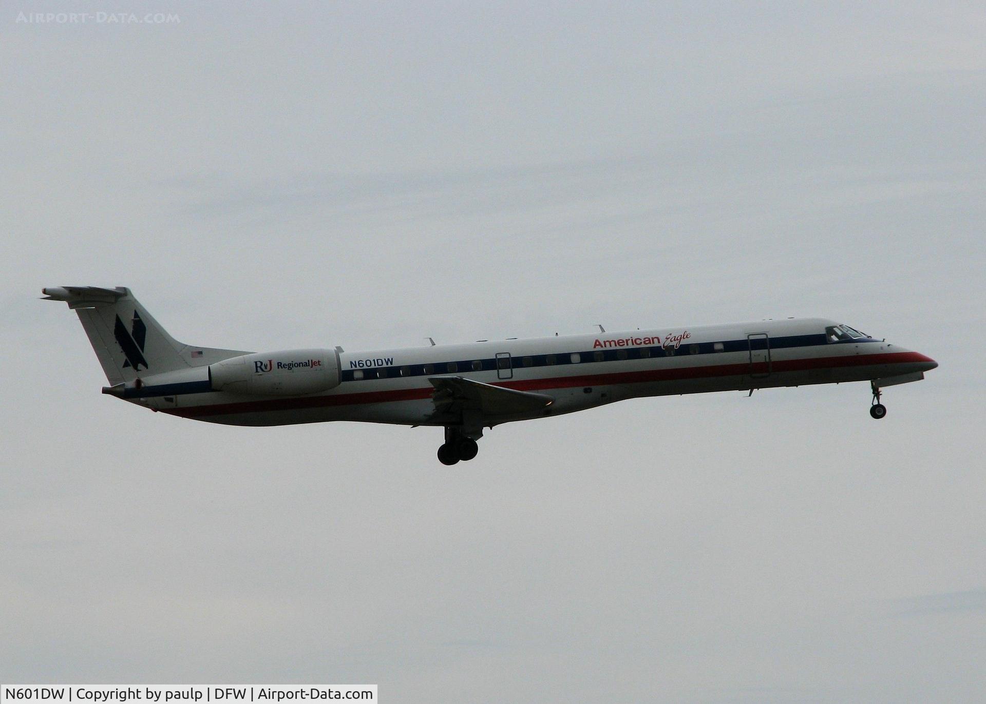 N601DW, 1998 Embraer ERJ-145LR (EMB-145LR) C/N 145046, Landing on 18R at DFW. A rainy day in Dallas!
