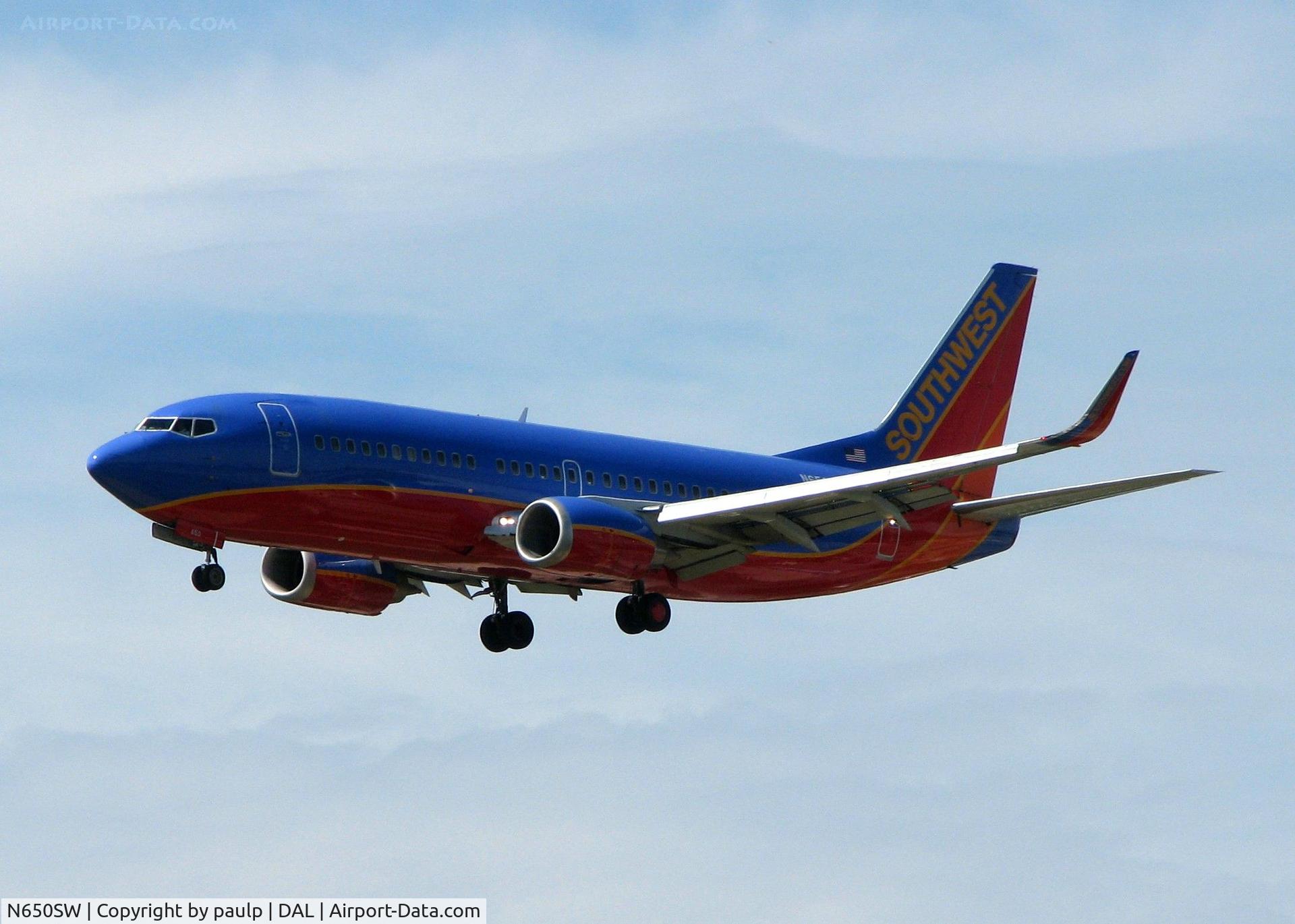 N650SW, 1997 Boeing 737-3H4 C/N 27720, Landing on 13R at Love Field.