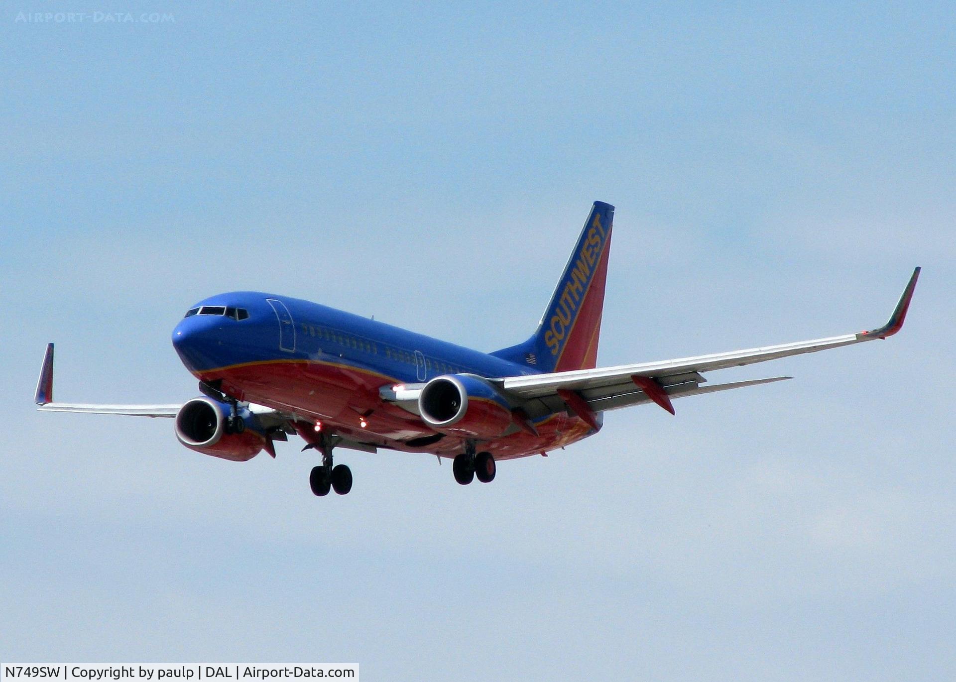 N749SW, 1999 Boeing 737-7H4 C/N 29801, Landing on 13R at Love Field.