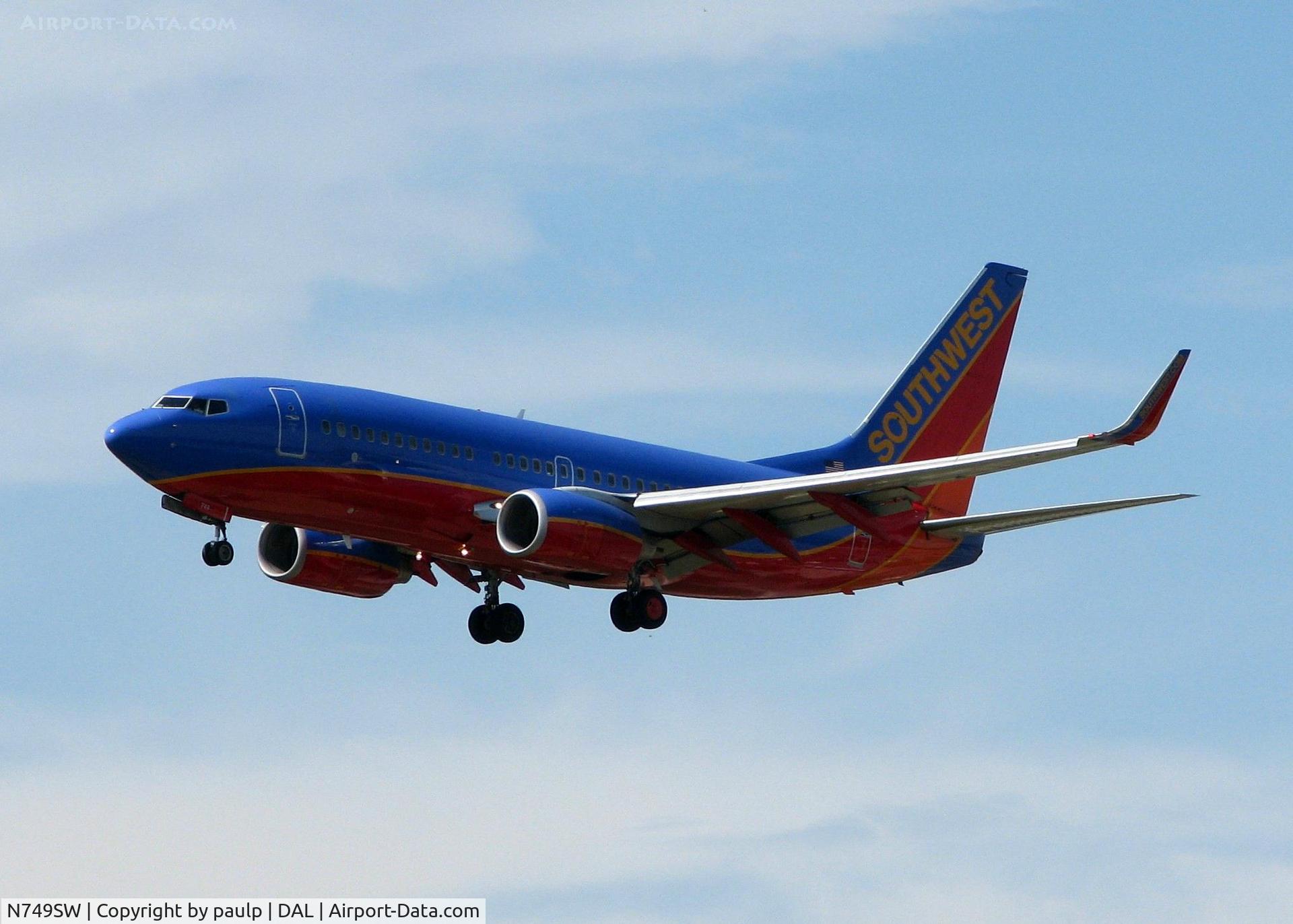 N749SW, 1999 Boeing 737-7H4 C/N 29801, Southwest 737 landing on 13R at Love Field.
