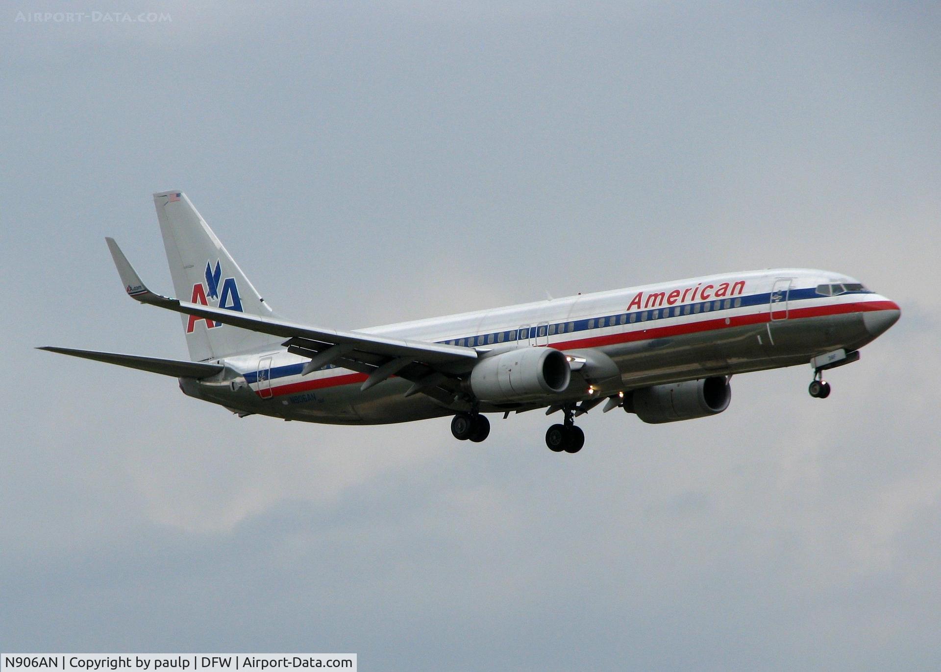 N906AN, 1999 Boeing 737-823 C/N 29508, American 737 landing on 18R at DFW. Rainy day!