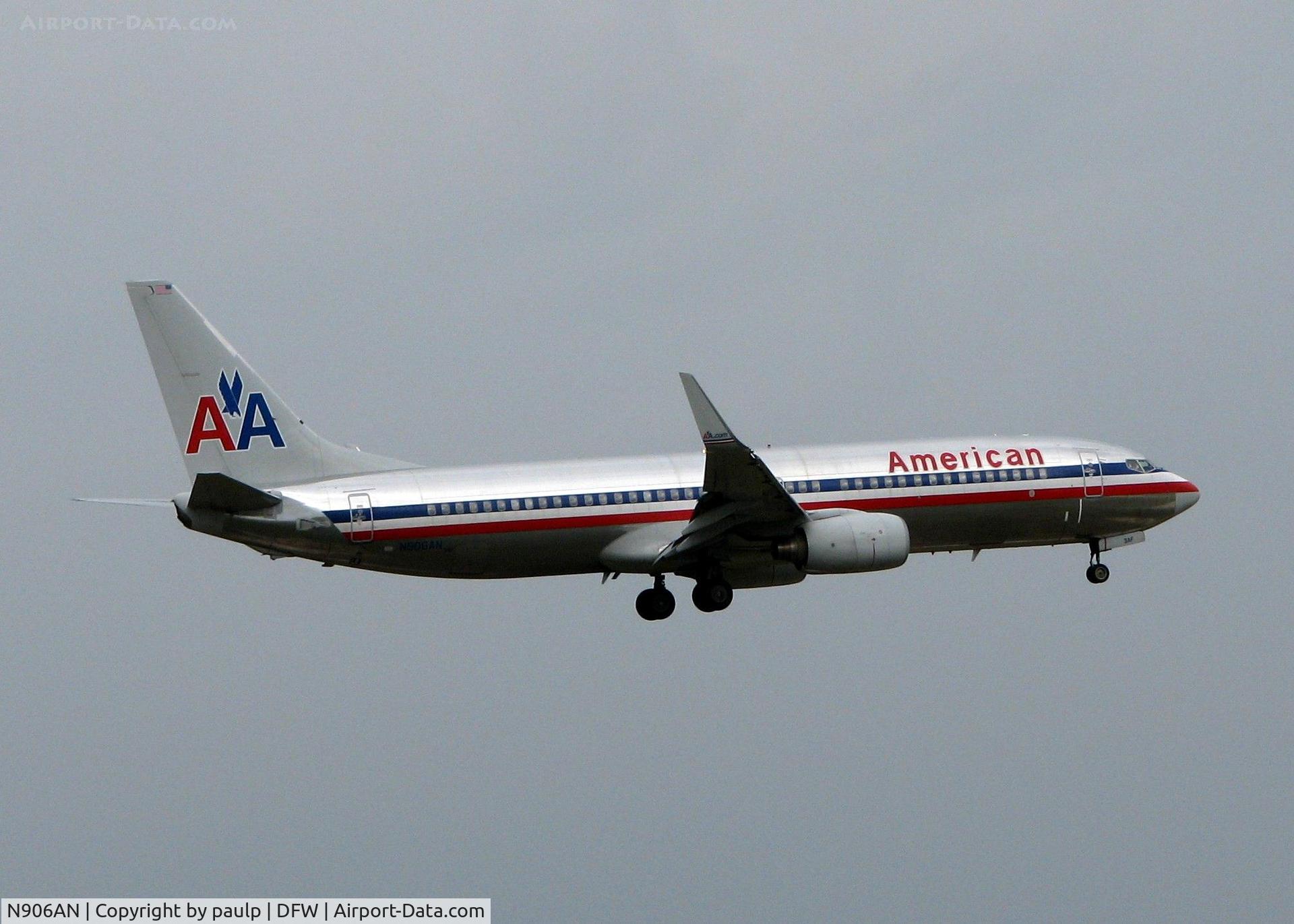 N906AN, 1999 Boeing 737-823 C/N 29508, Landing on 18R at DFW. Nasty rainy day in Dallas!
