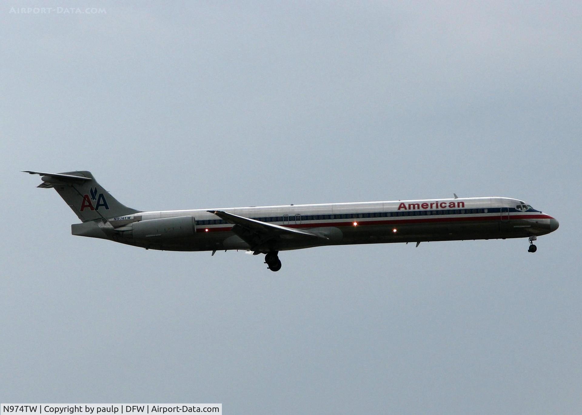 N974TW, 1999 McDonnell Douglas MD-83 (DC-9-83) C/N 53624, Landing on 18R at DFW. Rainy Day!