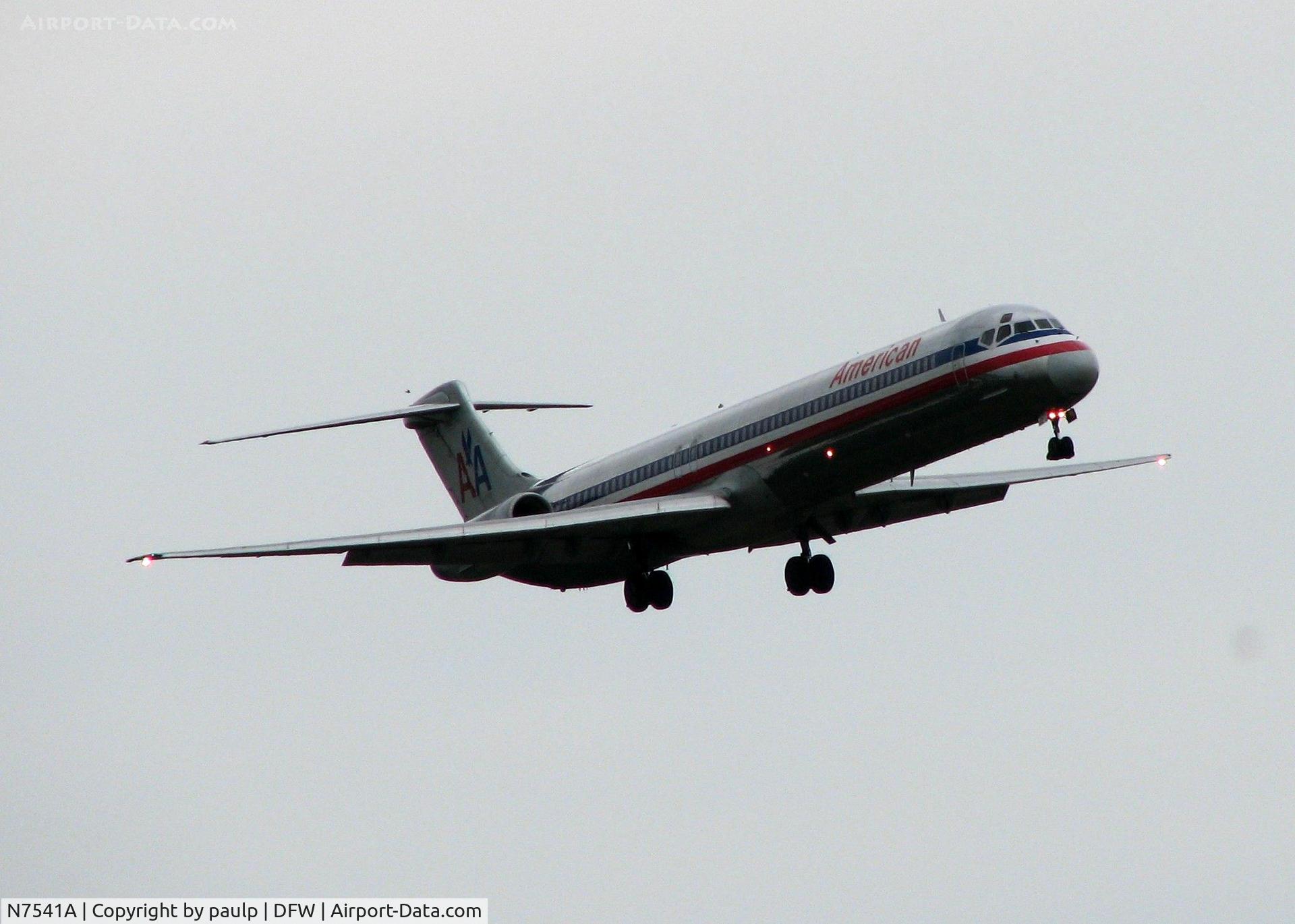 N7541A, 1990 McDonnell Douglas MD-82 (DC-9-82) C/N 49995, Landing on 18R at DFW. A rainy day!