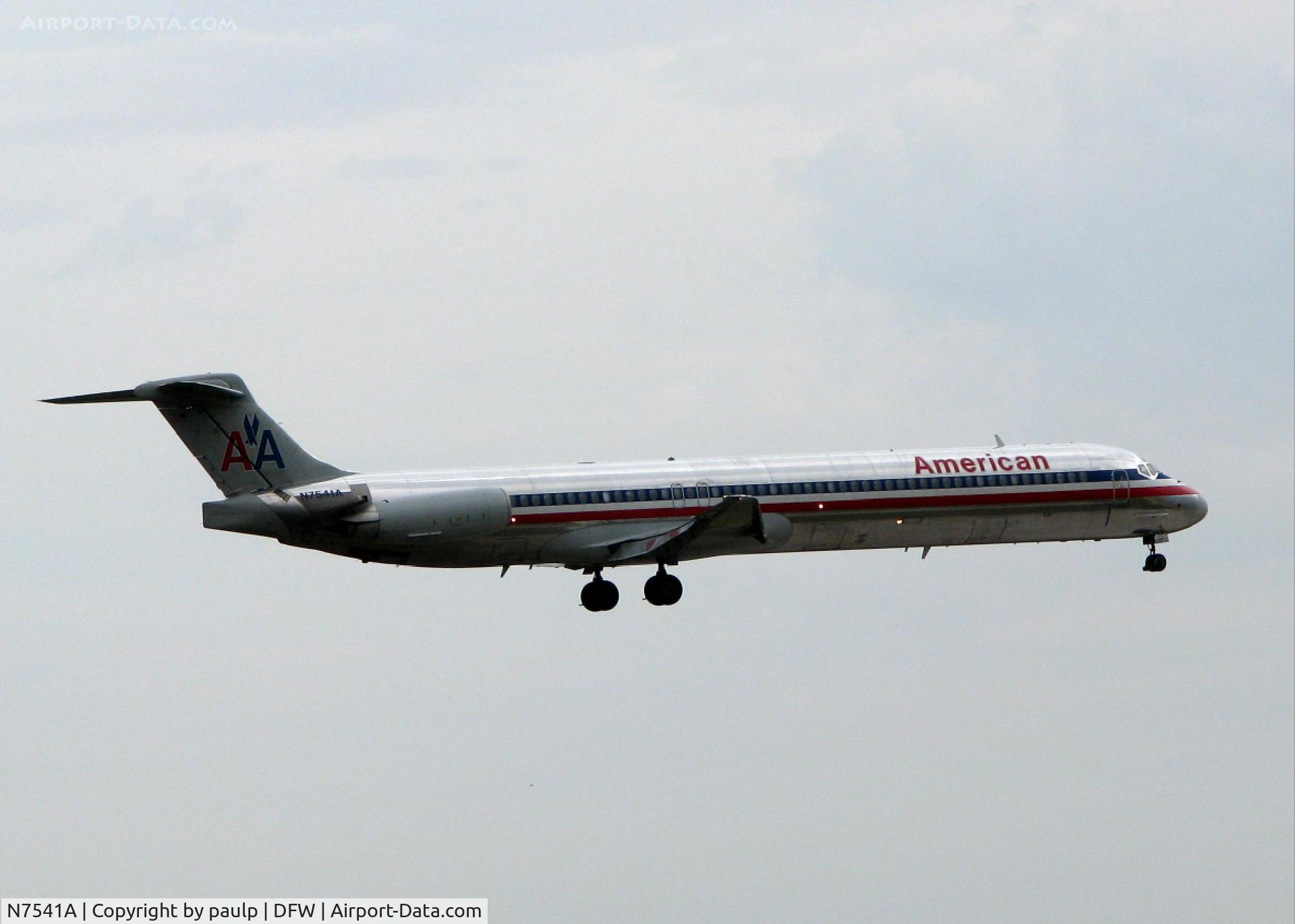 N7541A, 1990 McDonnell Douglas MD-82 (DC-9-82) C/N 49995, Amerinan MD-82 landing on 18R at DFW. Nasty rain today!