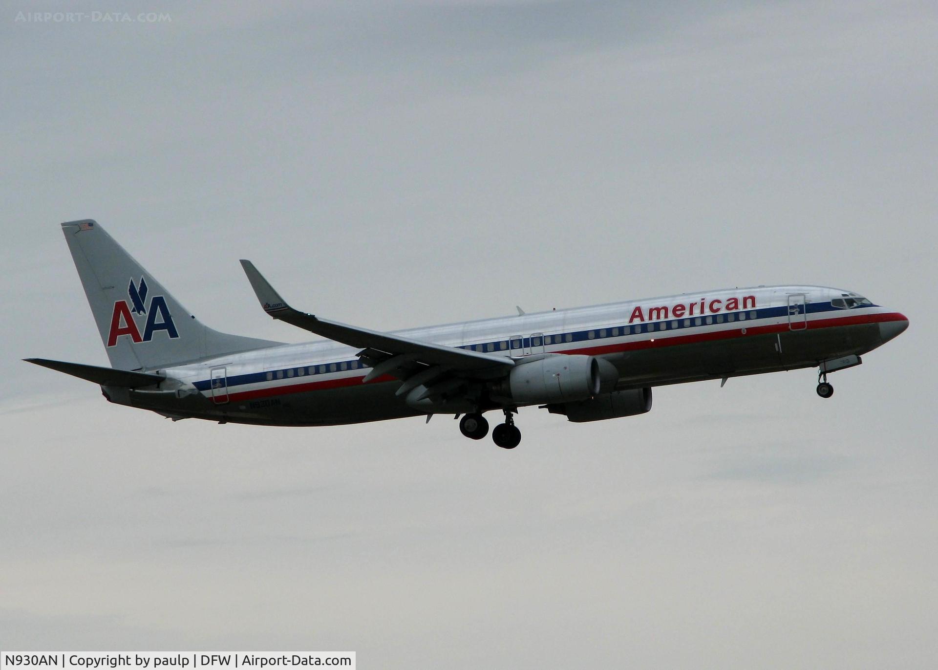 N930AN, 2000 Boeing 737-823 C/N 29529, Landing on runway 18R at DFW. A rainy day in Dallas!