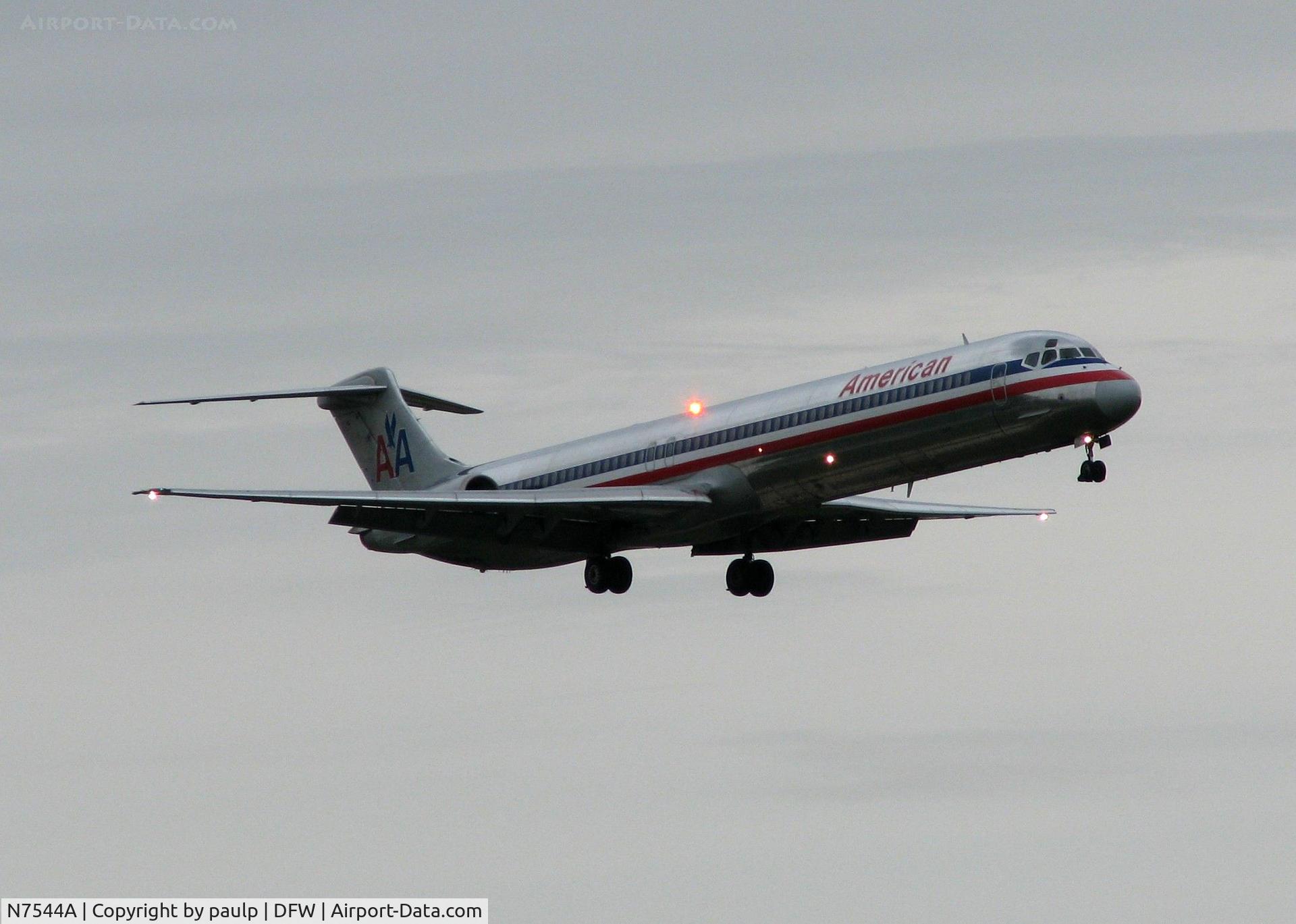 N7544A, 1990 McDonnell Douglas MD-82 (DC-9-82) C/N 53026, Landing on 18R at DFW. Rainy day in Dallas!