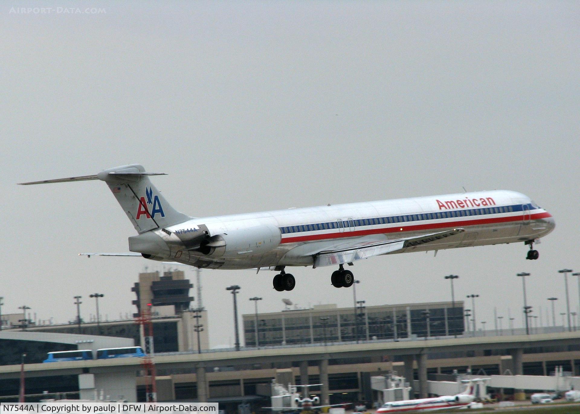 N7544A, 1990 McDonnell Douglas MD-82 (DC-9-82) C/N 53026, Landing on 18R at DFW.