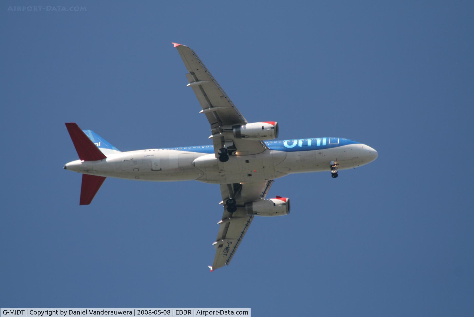 G-MIDT, 2001 Airbus A320-232 C/N 1418, Approach to rwy 07R