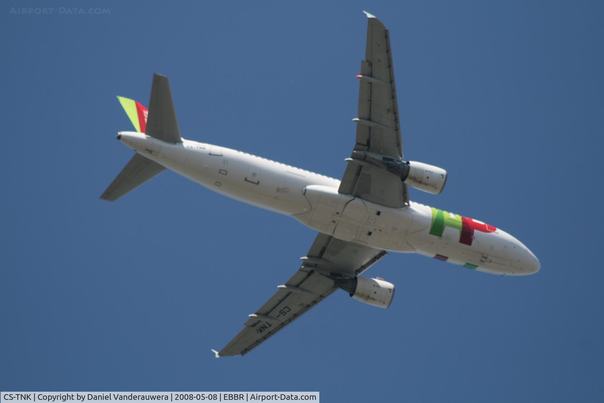 CS-TNK, 2000 Airbus A320-214 C/N 1206, Approach to rwy 07R