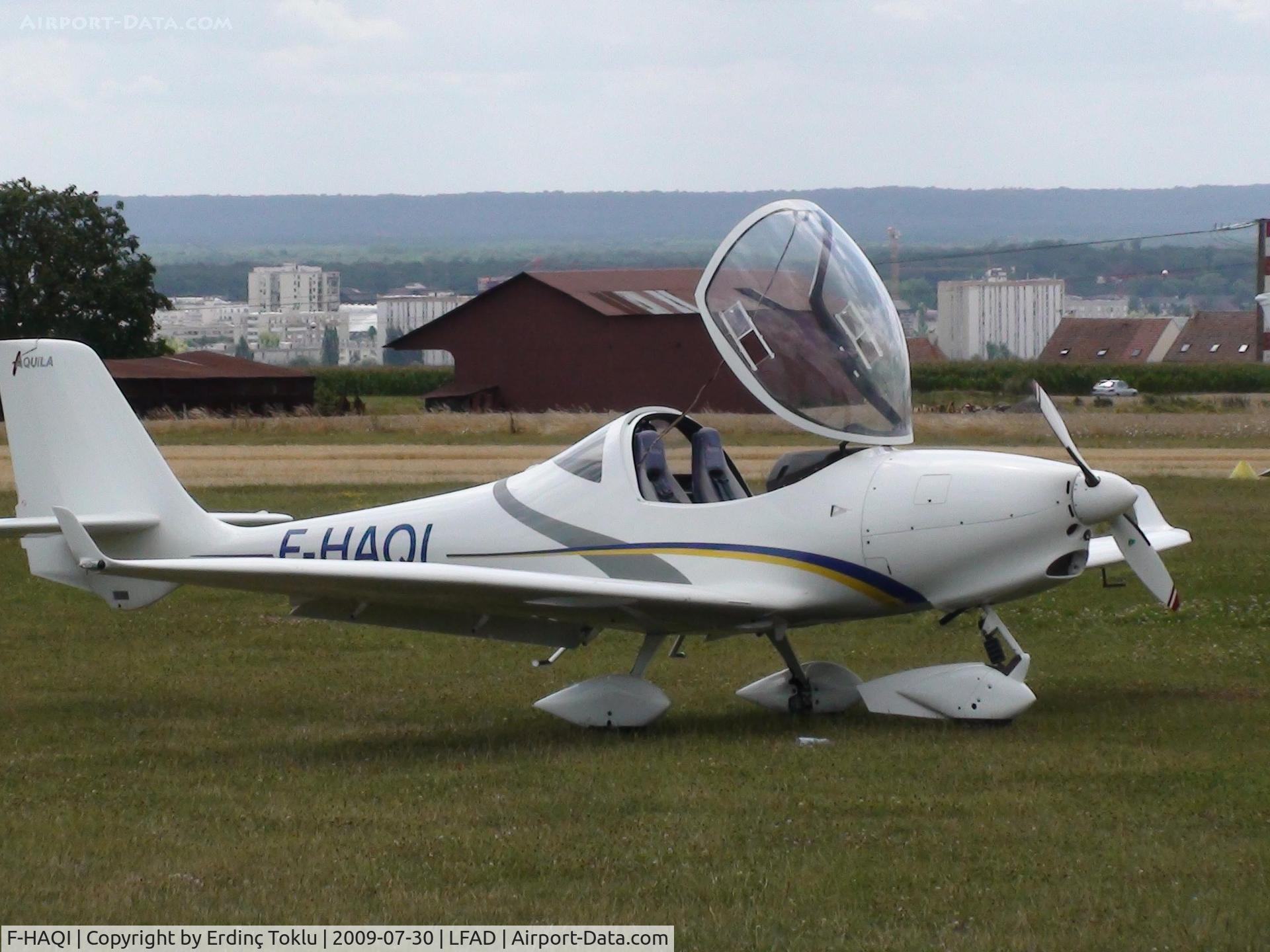 F-HAQI, Aquila A210 (AT01) C/N AT01-135, Ville de Compiègne en arrière plan