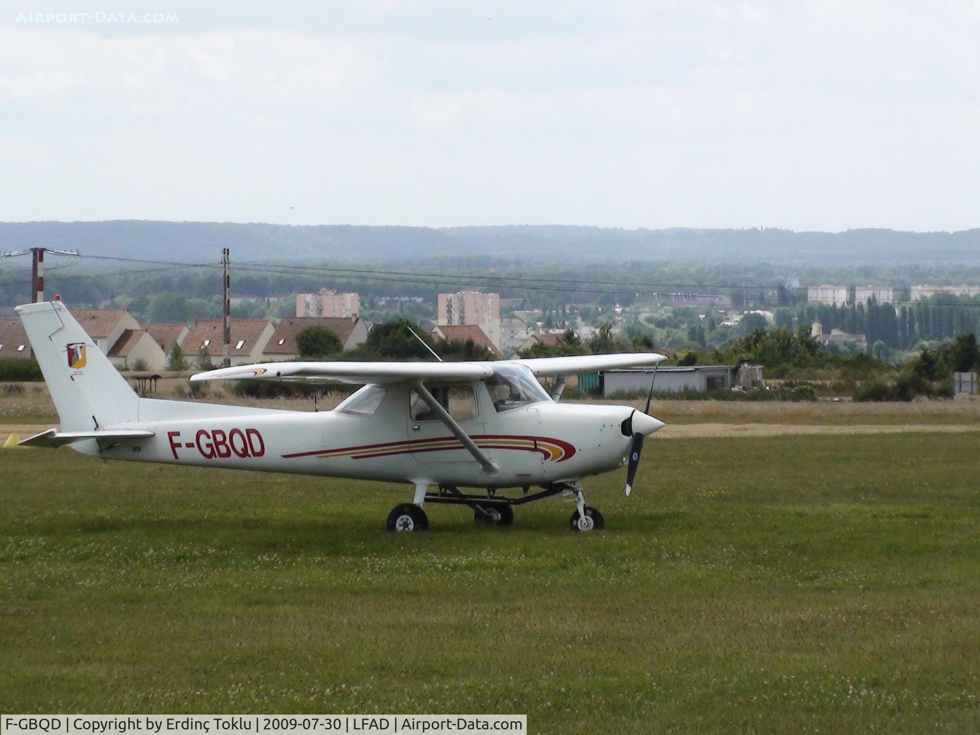 F-GBQD, Reims F152 C/N 1587, La ville de Compiègne en arrière plan