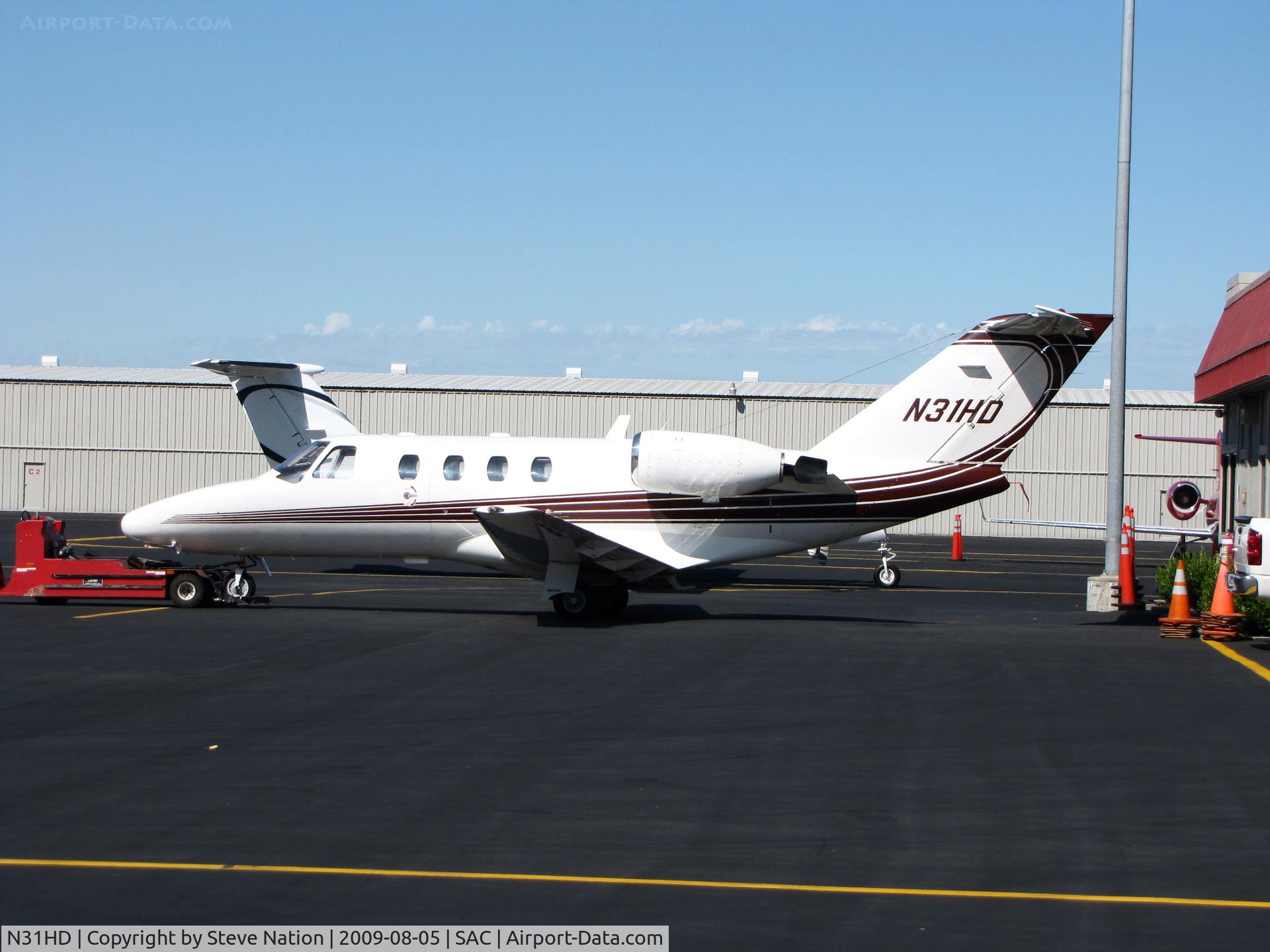 N31HD, 1998 Cessna 525 CitationJet CJ1 C/N 525-0261, 1998 Cessna 525 awaiting departure to San Luis Obispo, CA