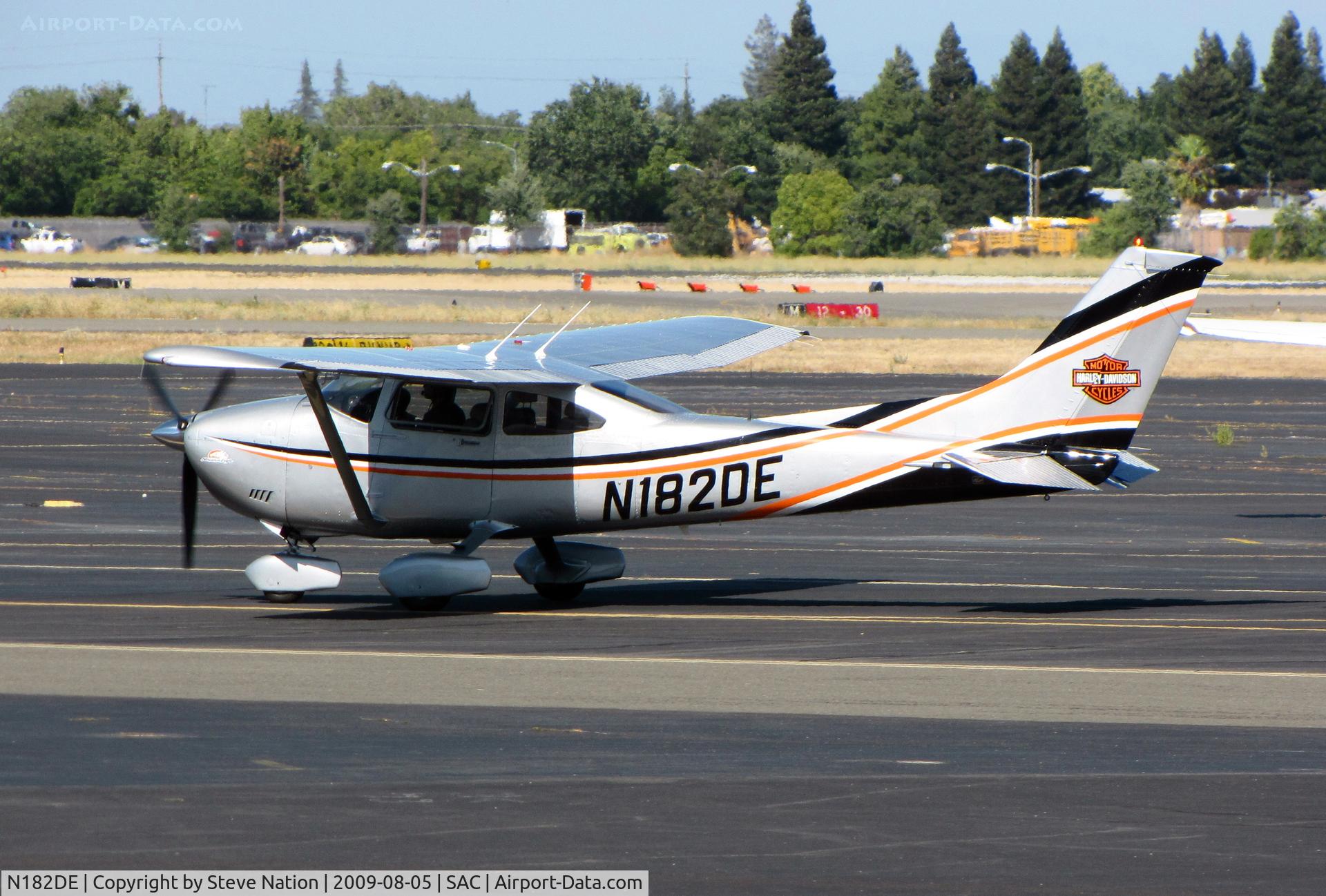 N182DE, 1985 Cessna 182R Skylane C/N 18268540, Locally-based Harley-Davidson Motor Cycles 1985 Cessna 182R arriving home
