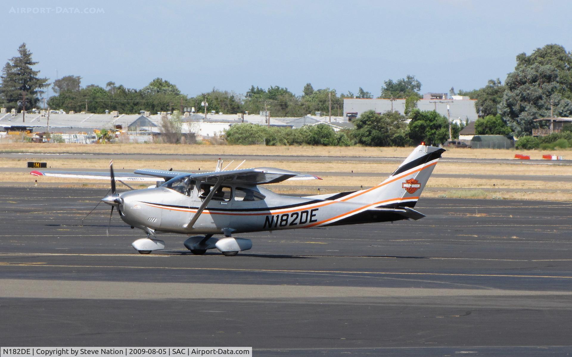 N182DE, 1985 Cessna 182R Skylane C/N 18268540, Locally-based Harley-Davidson Motor Cycles 1985 Cessna 182R arriving home