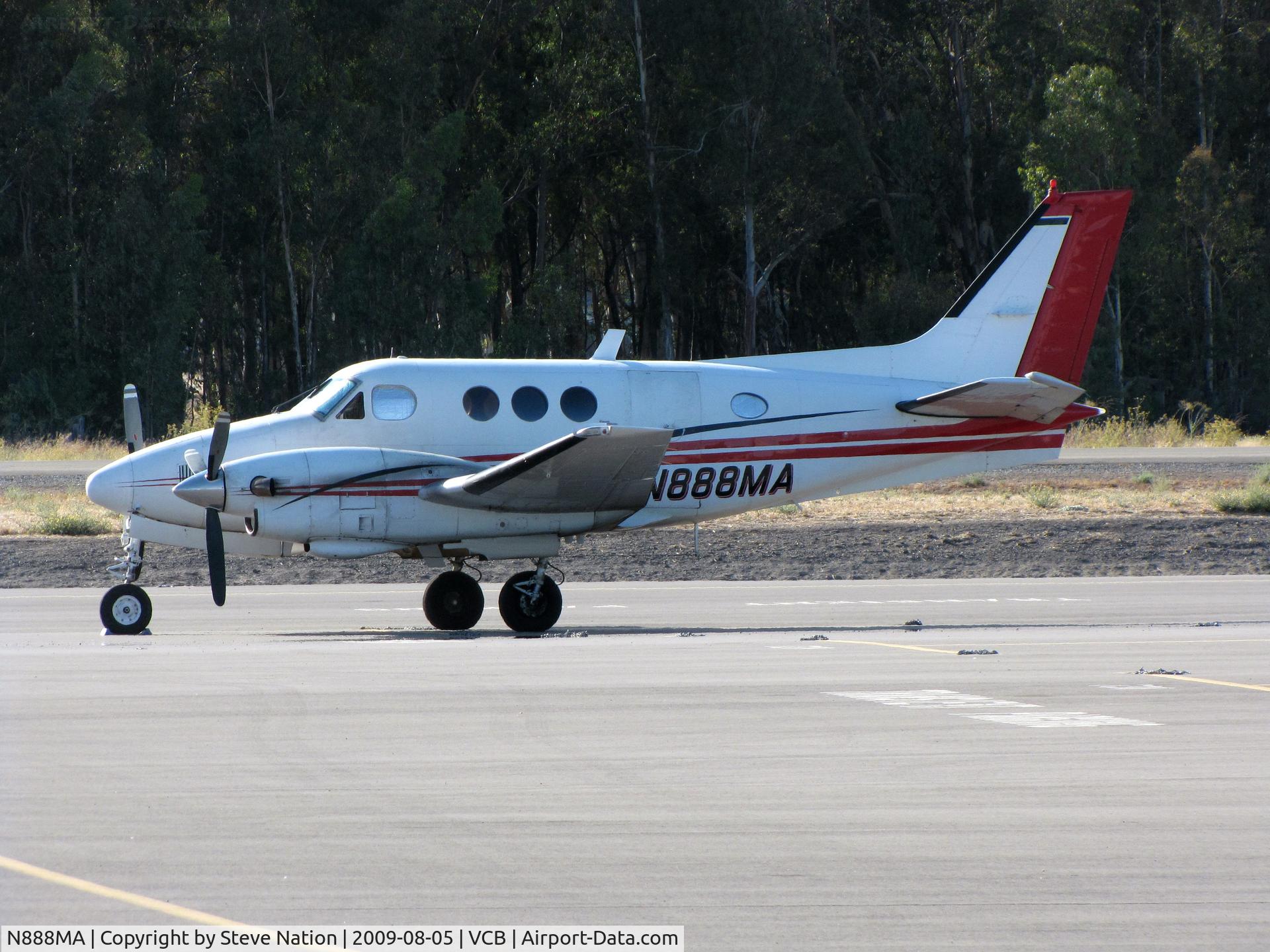 N888MA, 1975 Beech C90GTI King Air C/N LJ-656, 1975 Beech C90 King Air arriving at sunset