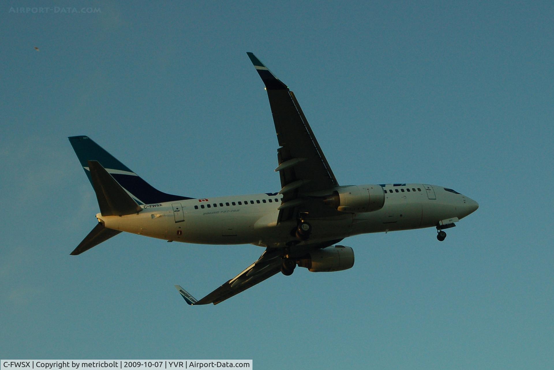 C-FWSX, 2004 Boeing 737-7CT C/N 32761, Early morning arrival