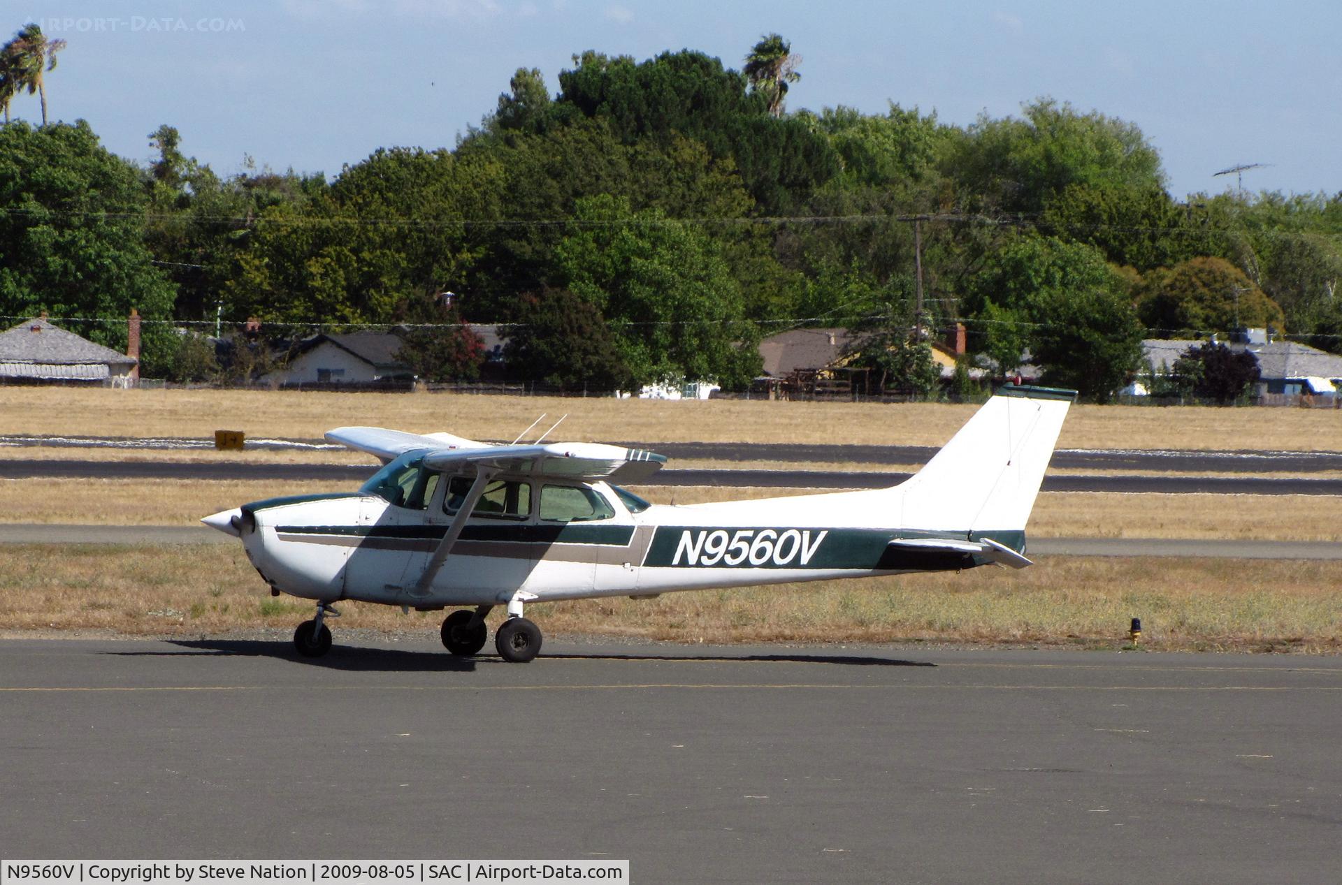 N9560V, 1974 Cessna 172M C/N 17264362, Locally-based 1974 Cessna 172M taxiing out for training flight on hot August afternoon