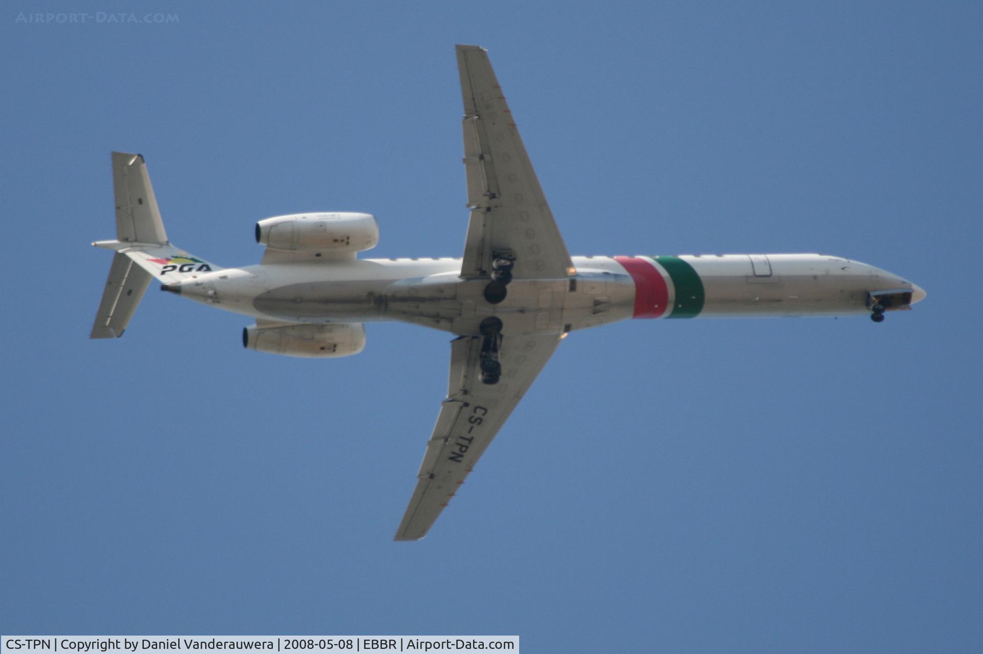 CS-TPN, 1998 Embraer EMB-145EP (ERJ-145EP) C/N 145099, Approach to rwy 07R