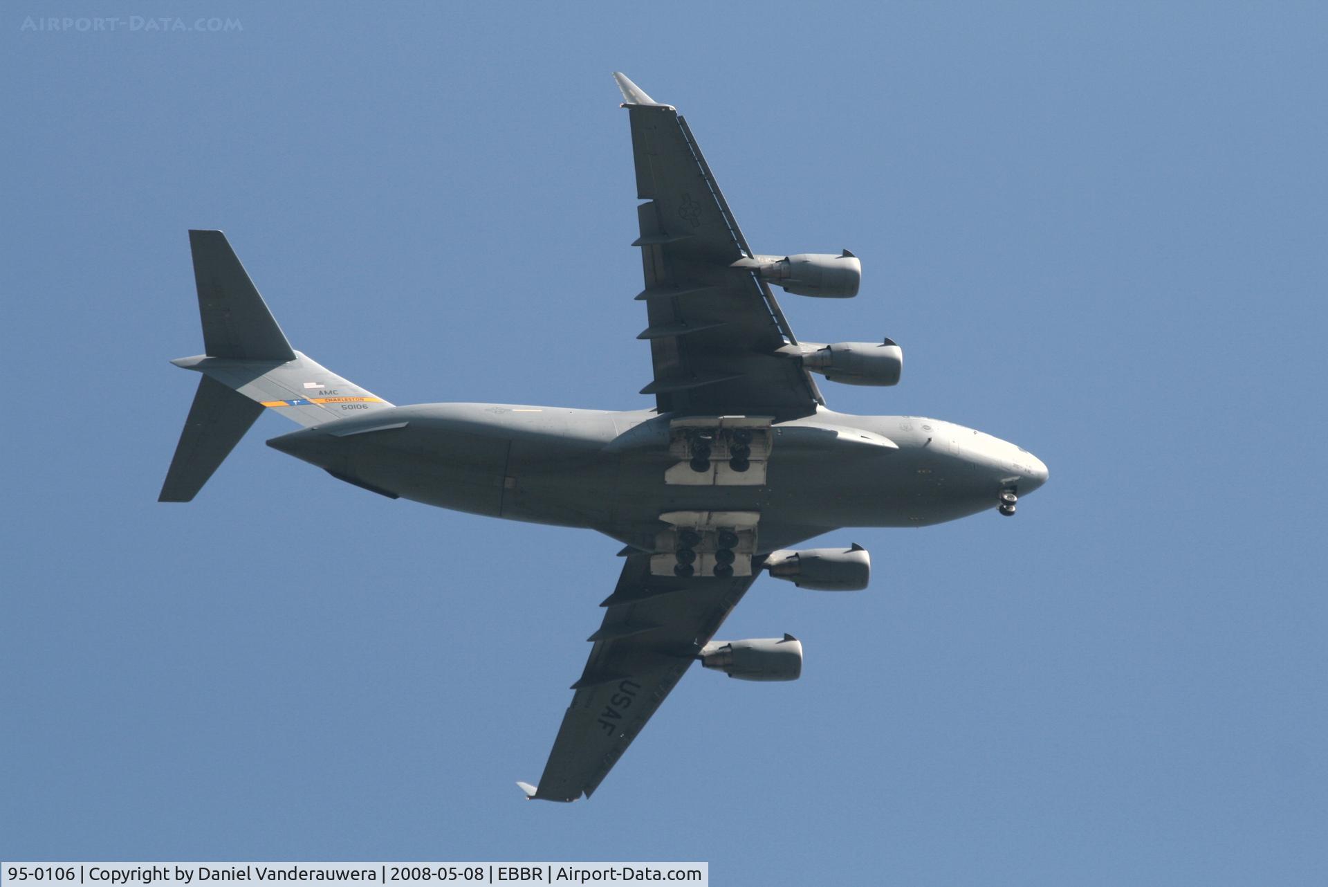 95-0106, 1995 McDonnell Douglas C-17A Globemaster III C/N P-31, Approach to rwy 07L