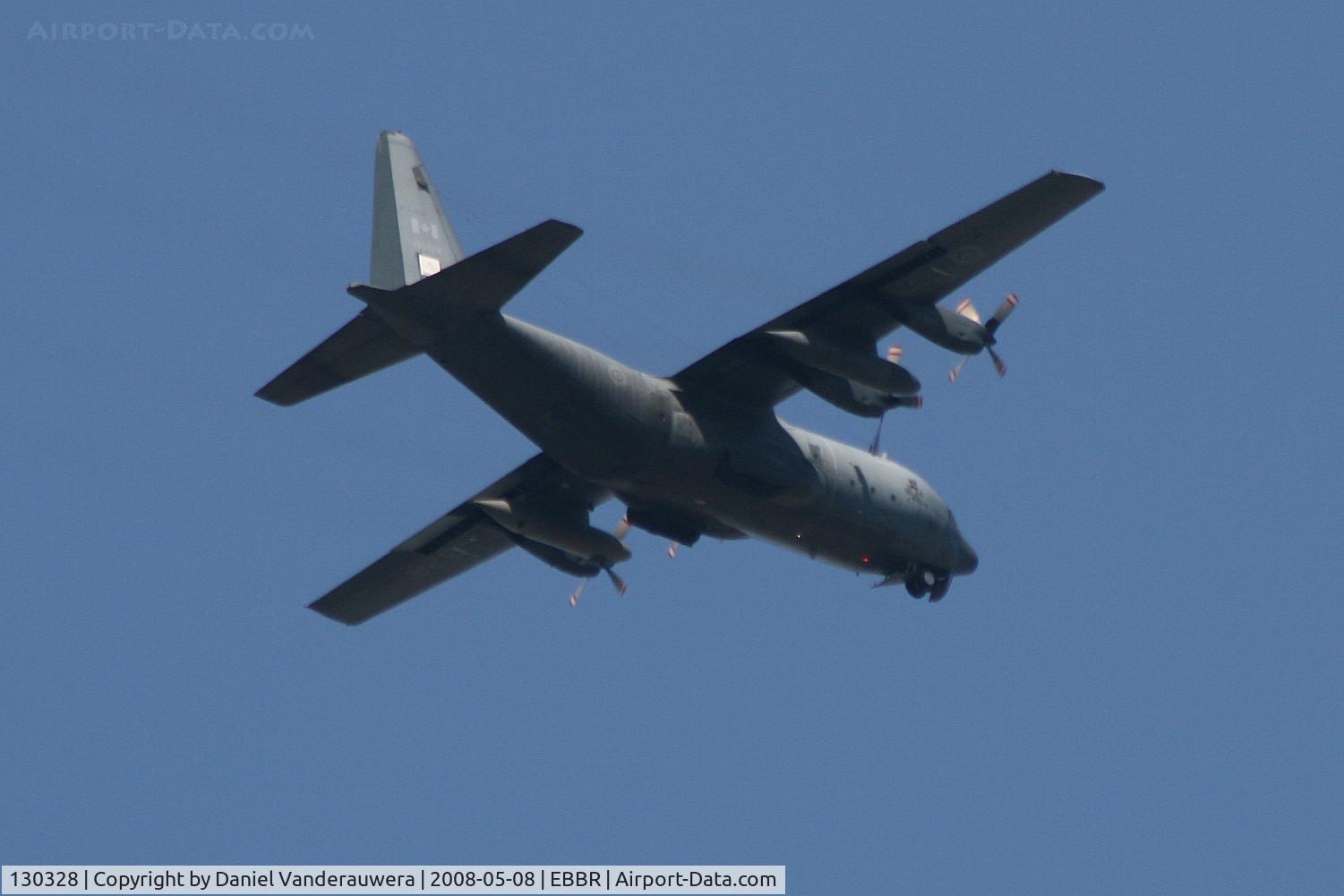 130328, 1968 Lockheed CC-130E Hercules C/N 382-4289, Approach to rwy 07L