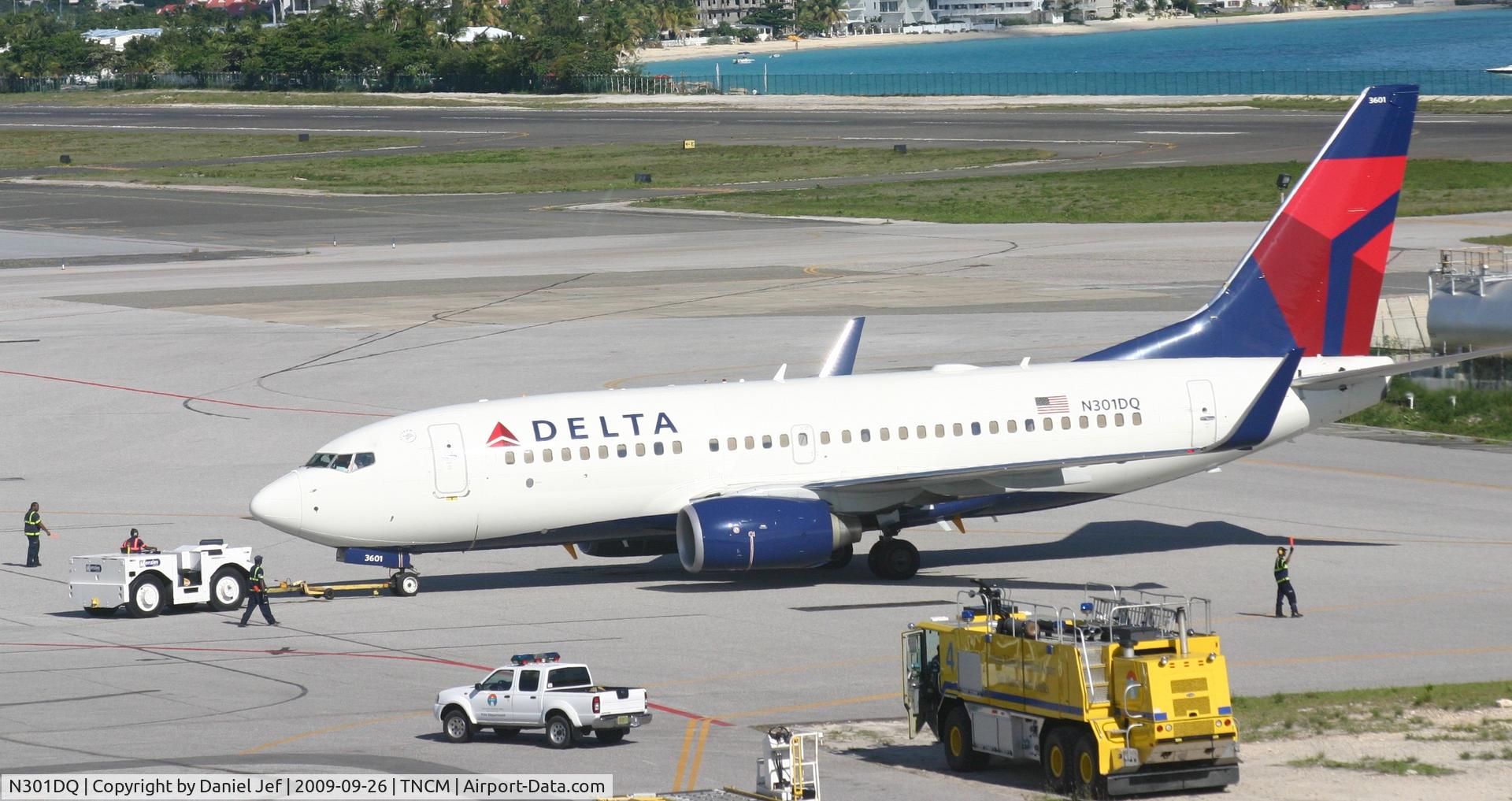N301DQ, 2008 Boeing 737-732 C/N 29687, Delta being handle by ground crew