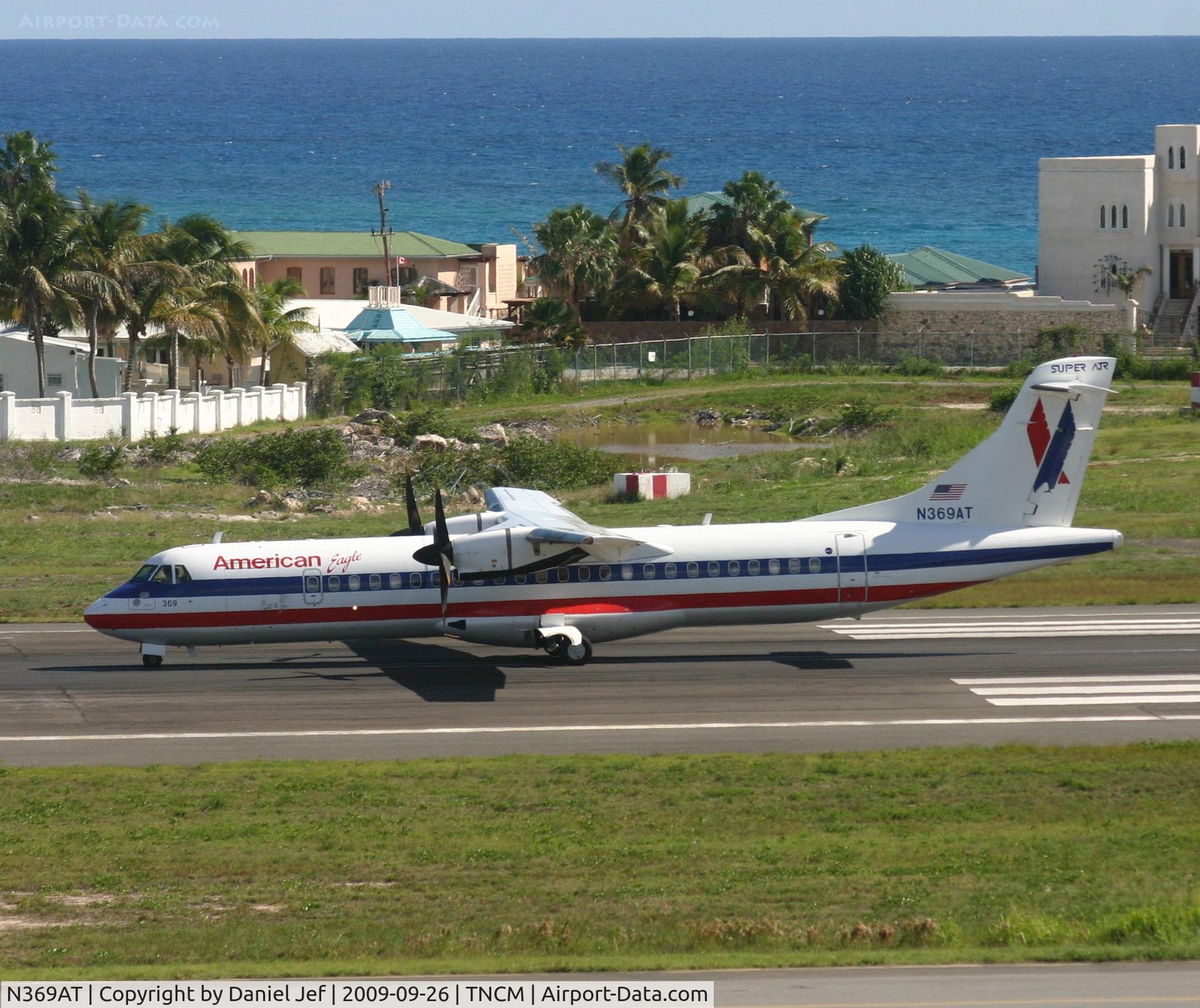 N369AT, 1993 ATR 72-212 C/N 369, American eagle landing on runway 10