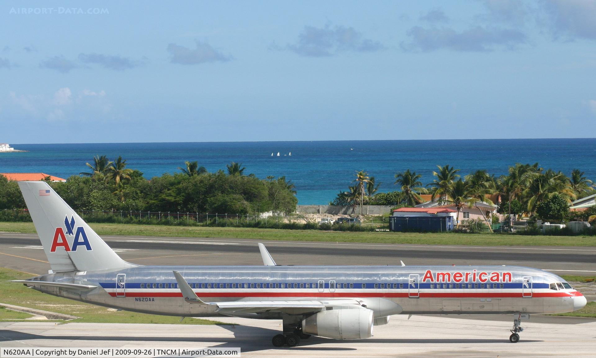 N620AA, 1990 Boeing 757-223 C/N 24578, taxing to holding point A