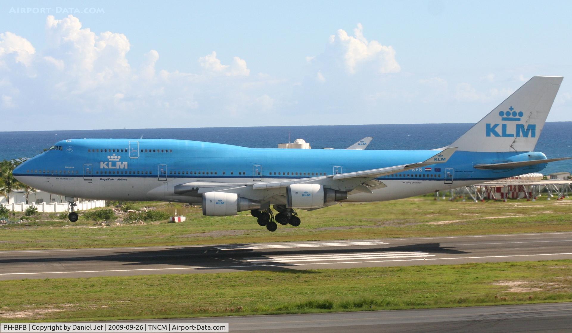 PH-BFB, 1989 Boeing 747-406 C/N 24000, spedding her wings!!!!!