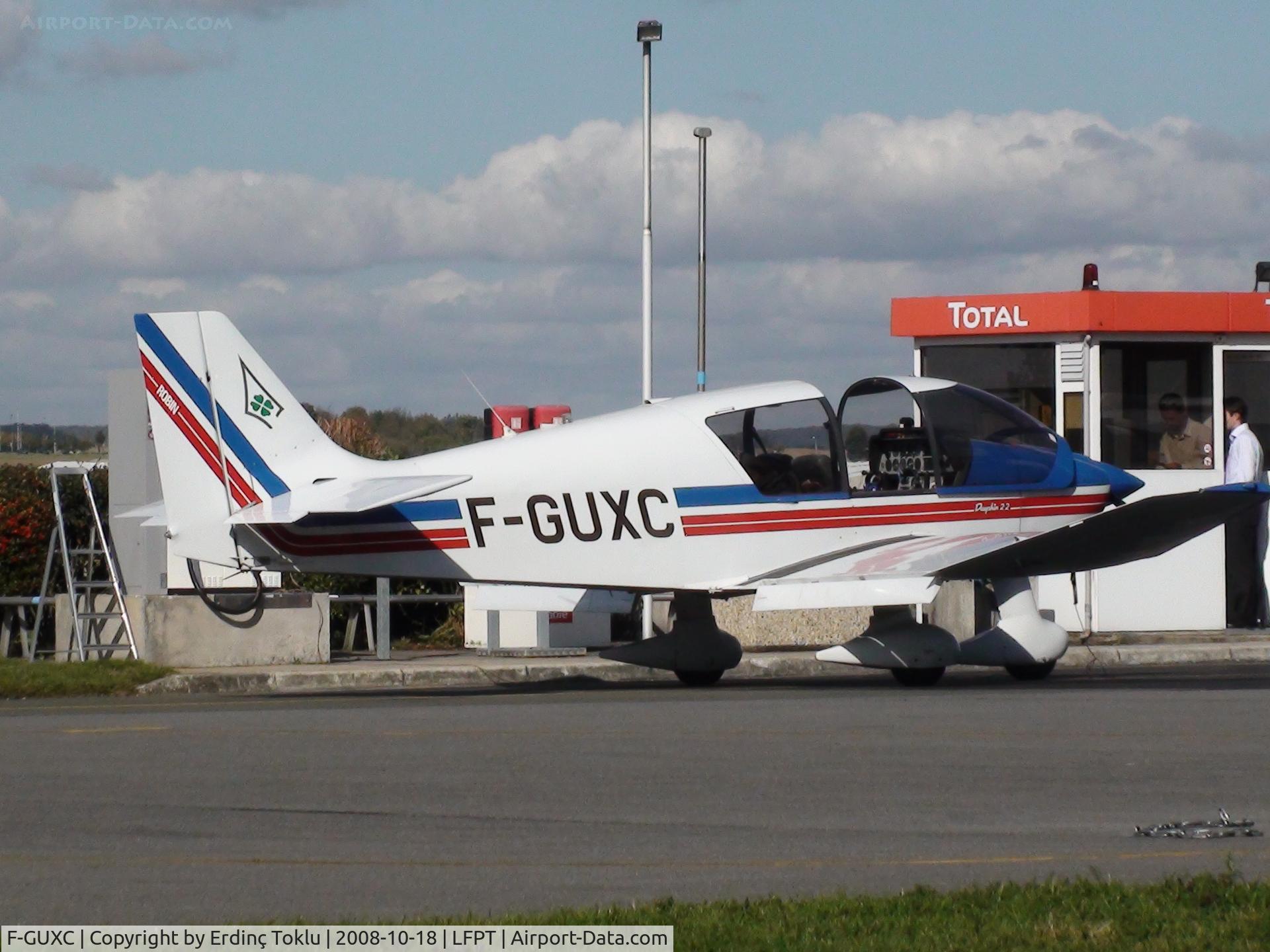 F-GUXC, Robin DR-400-120 Dauphin 2+2 C/N 2465, Fuelling at Pontoise