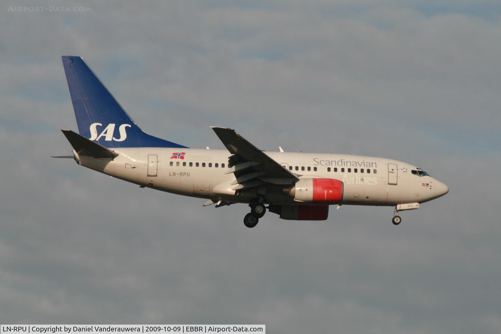 LN-RPU, 1999 Boeing 737-683 C/N 28312, flight SK4743 is descending to rwy 02